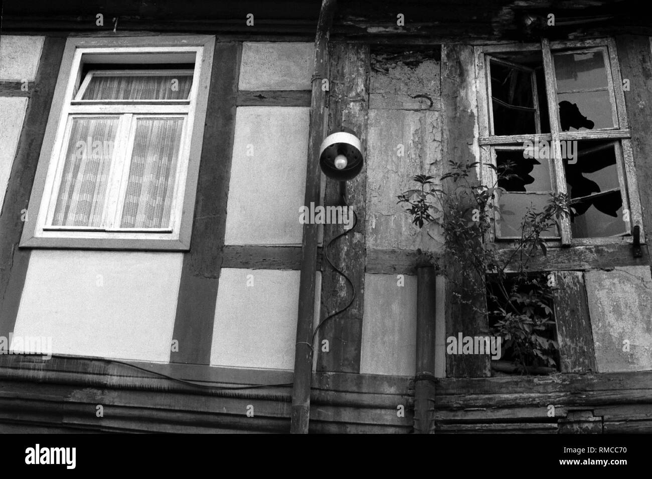 Verfallen und renovierten Fassade eines Fachwerkhauses, Halberstadt, 27.05.1988. Stockfoto