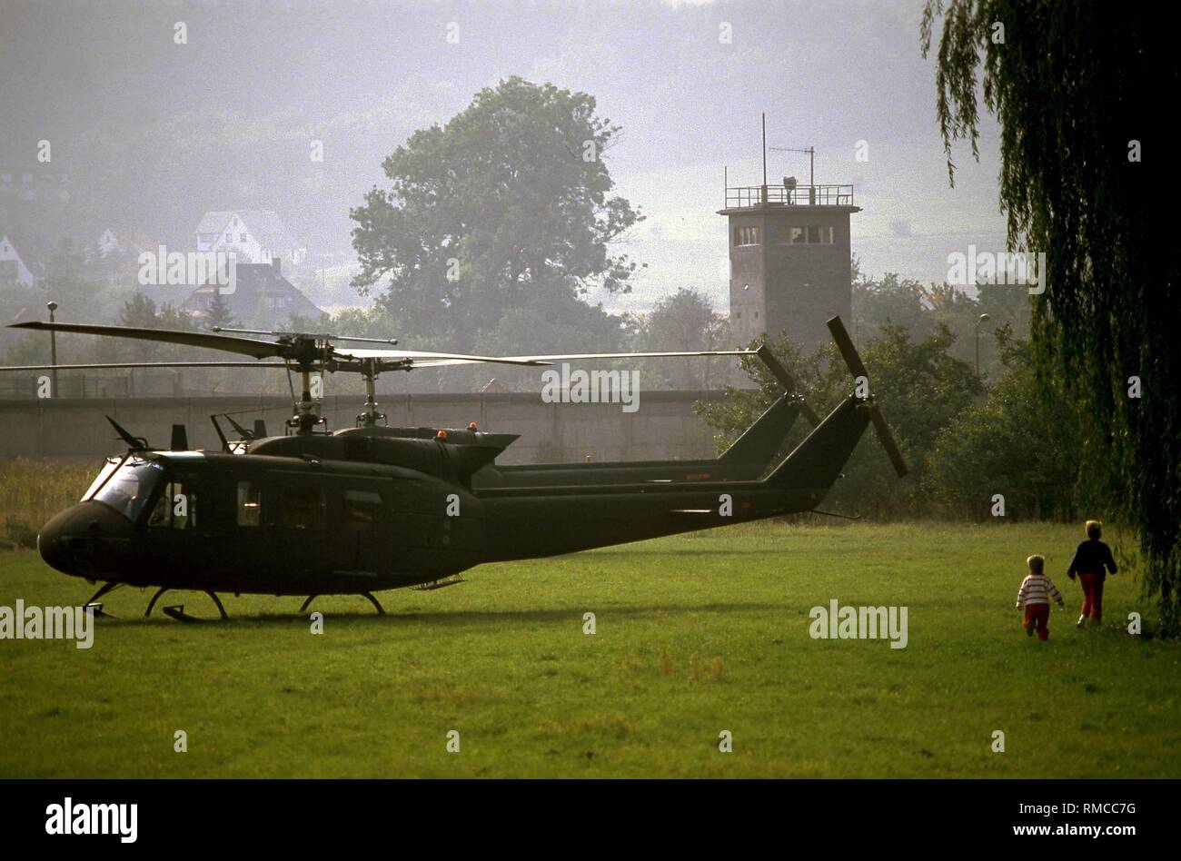US-Hubschrauber direkt an der DDR-Grenze bei Phillipsthal/Hessen, hinter der Wand Vacha in der DDR. Stockfoto
