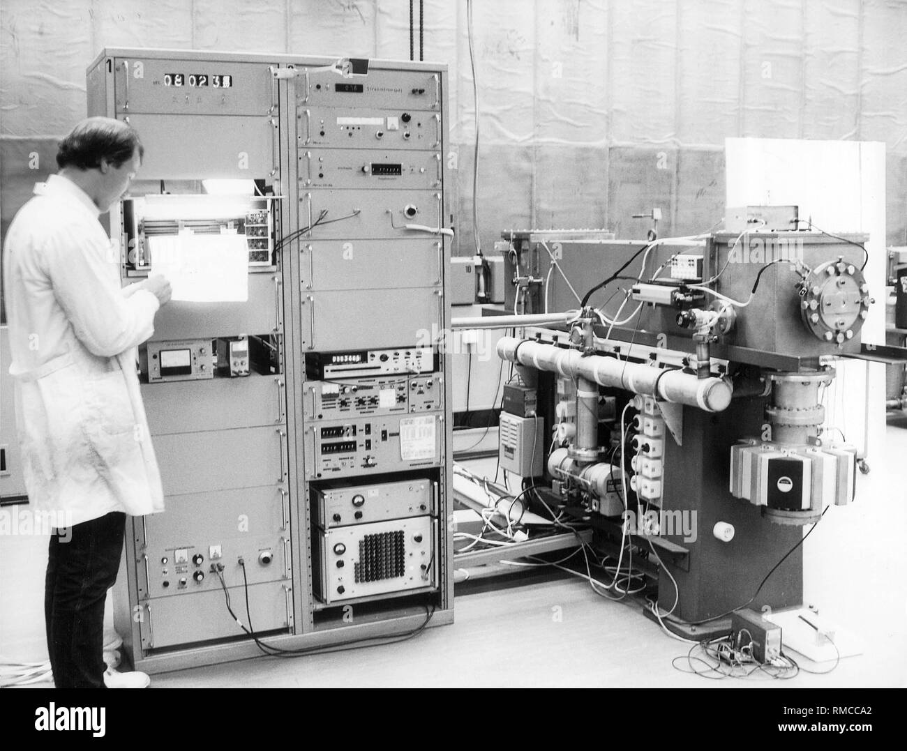 Die Atomuhr CS1 der Physikalisch-Technischen Bundesanstalt in Braunschweig,  die Zeit Signale an alle Empfänger Uhren in Europa überträgt  Stockfotografie - Alamy