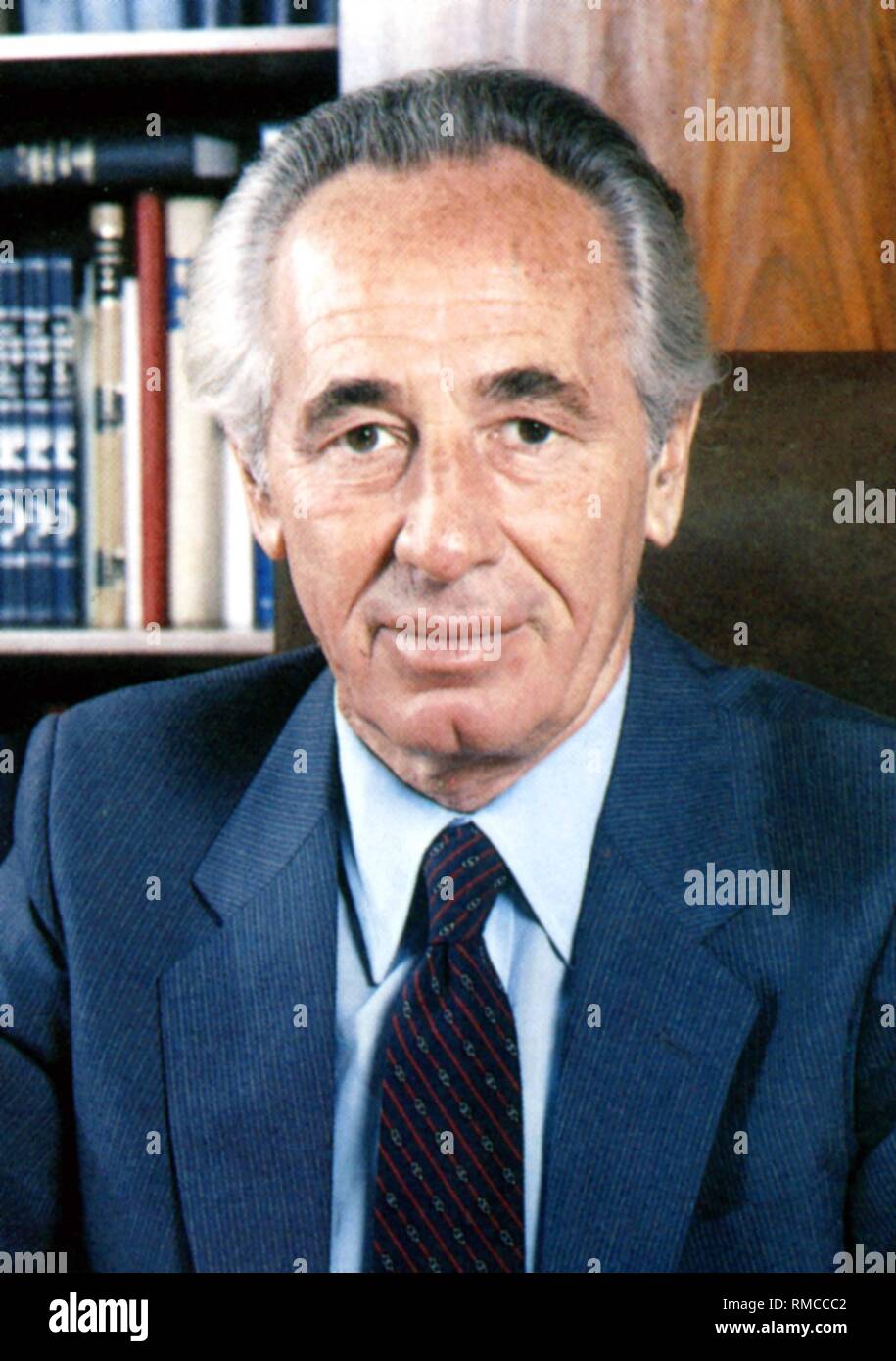 Shimon Peres - * 02.08.1923 - Porträt des Präsidenten des Staates Israel an seinem Schreibtisch während seiner Amtszeit als Premierminister von 1984 bis 1986 war er erneut Ministerpräsident von 1995 bis 1996. Undatiertes Foto von 1985. Stockfoto