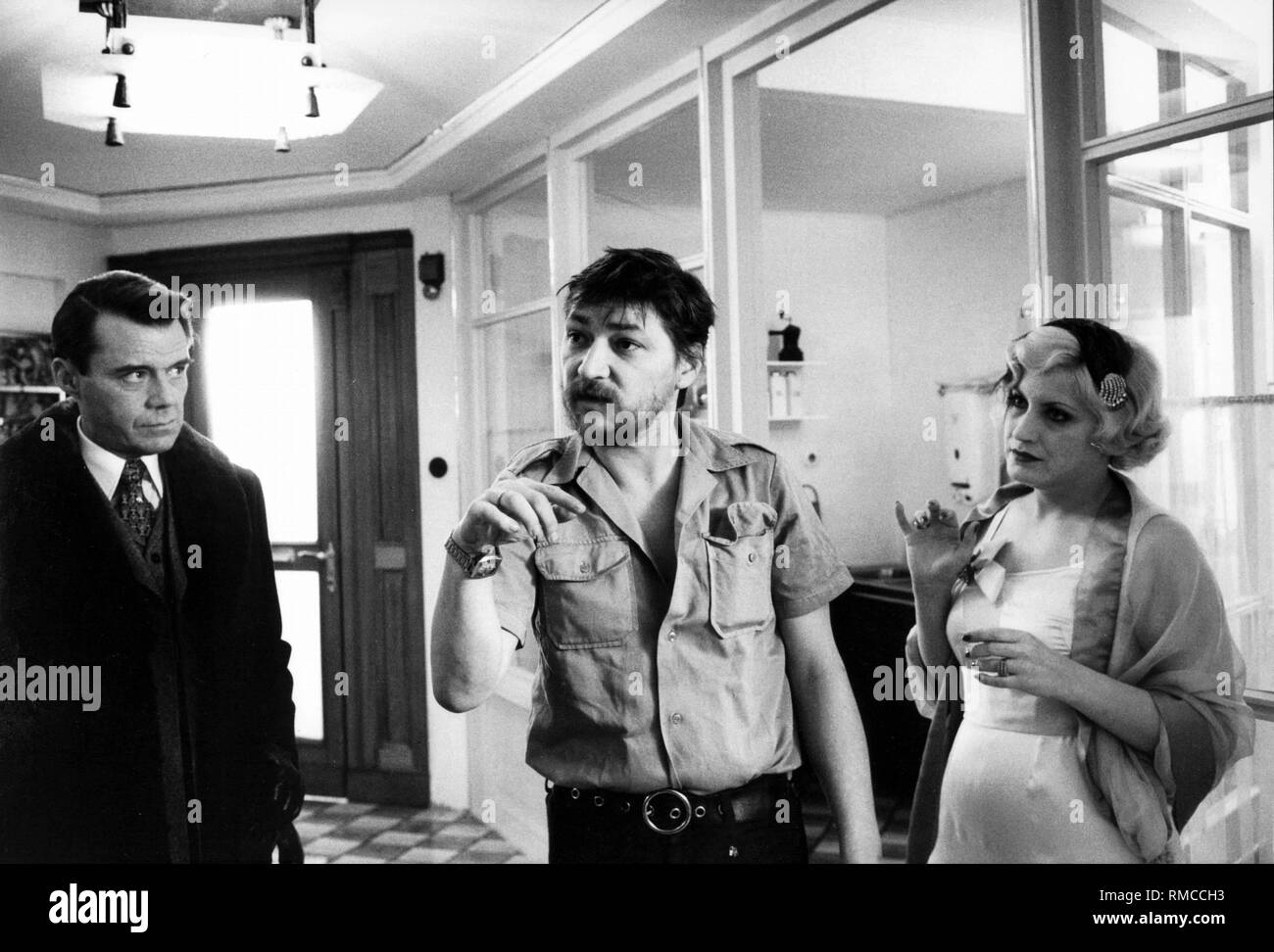 Rainer Werner Fassbinder (Mitte) gibt Richtung an die Schauspieler Dirk Bogarde und Andrea Ferreol. Das Foto wurde während der Dreharbeiten zu dem Film 'Despair genommen" (Regie: Rainer Werner Fassbinder, Deutschland 1978). Stockfoto