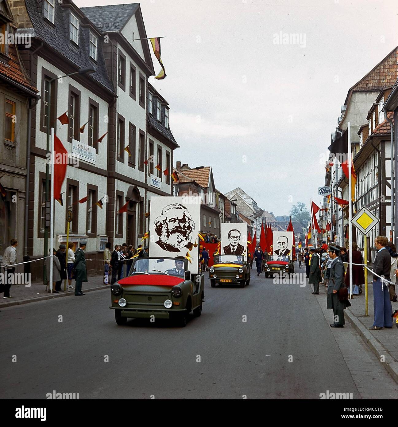 Am 1. Mai Porträts von Karl Marx und SED-Beamten durch die Straßen von Heiligenstadt auf Trabant Cabrio gefahren. Stockfoto