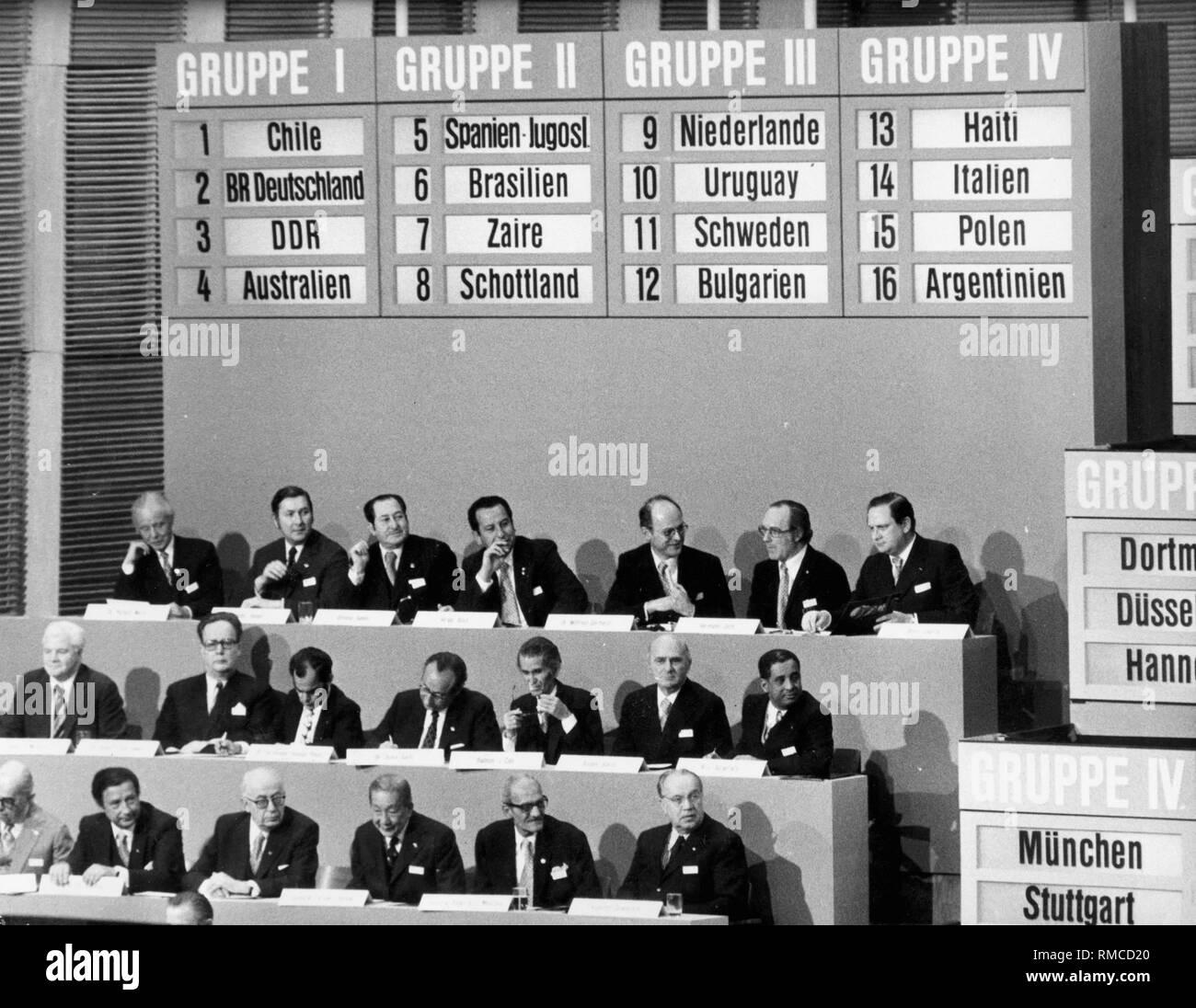 World Cup draw in Frankfurt: Blick auf die Langwierigen Gruppenspiele für die Fußball-Weltmeisterschaft in Deutschland, im Vordergrund das FIFA-Exekutivkomitee. Stockfoto