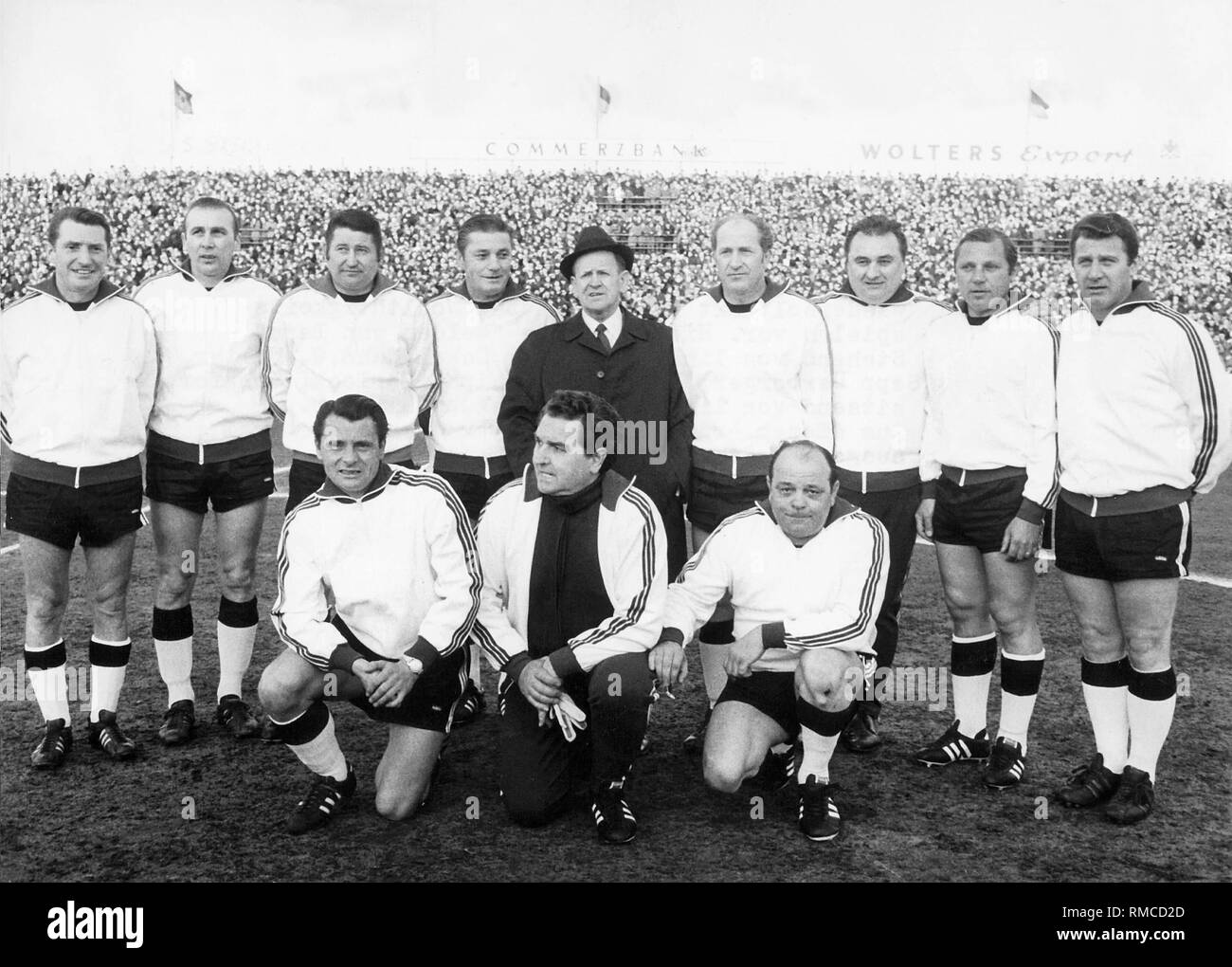 Die berühmten Weltmeister Team 1954 wieder treffen für Nächstenliebe zu spielen, hier um das Jahr 1972: stehend von links: Fritz Walter, Horst Eckel, Helmut Rahn, Otto Walter, Sepp Herberger, Werner Liebrich, Josef Posipal, Max Morlock, Hans Schaefer. Sitzend von Links: Karl Mai, Toni Turek, Werner Kohlmeyer. Stockfoto