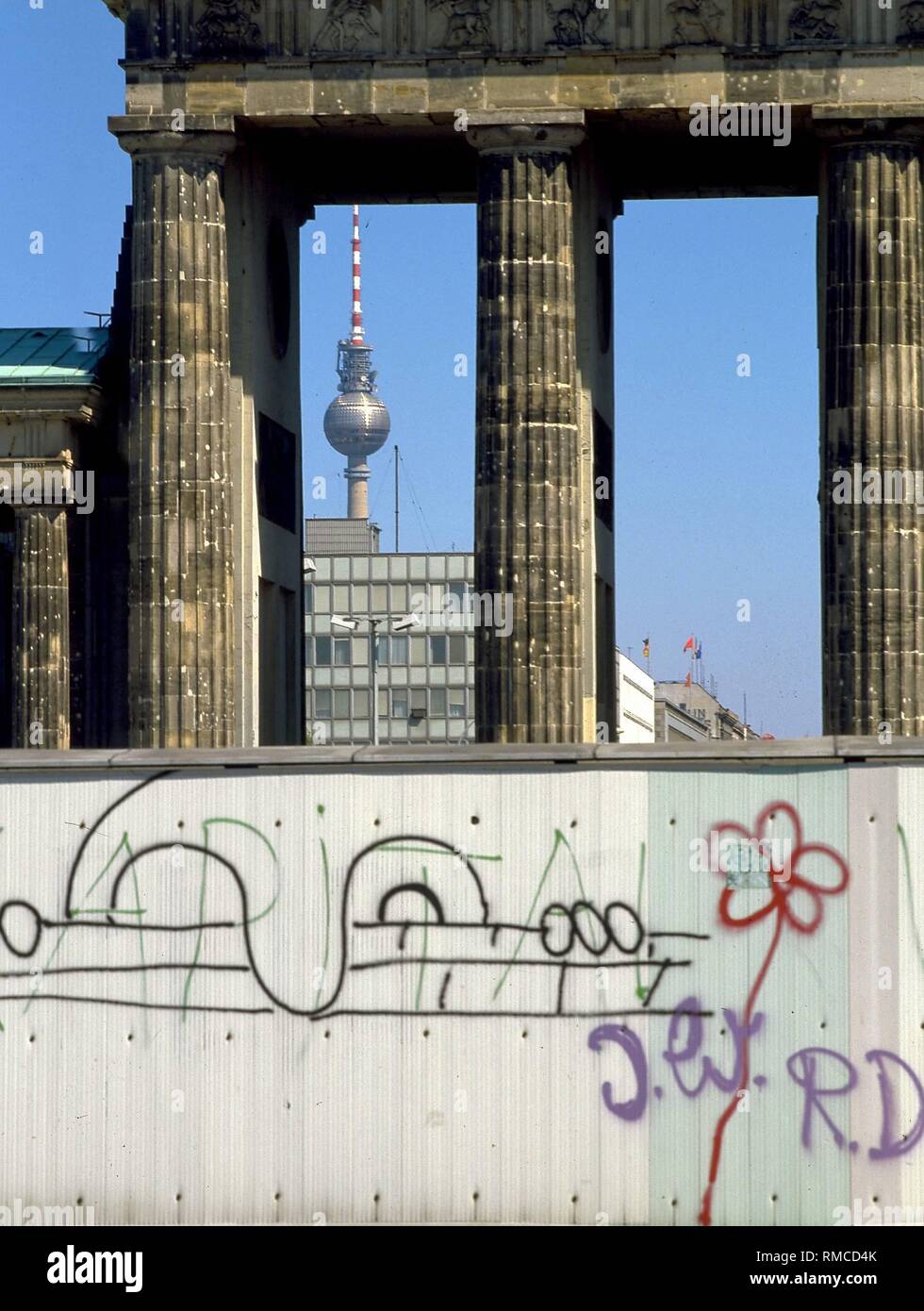Die Mauer am Brandenburger Tor mit Graffiti. Stockfoto