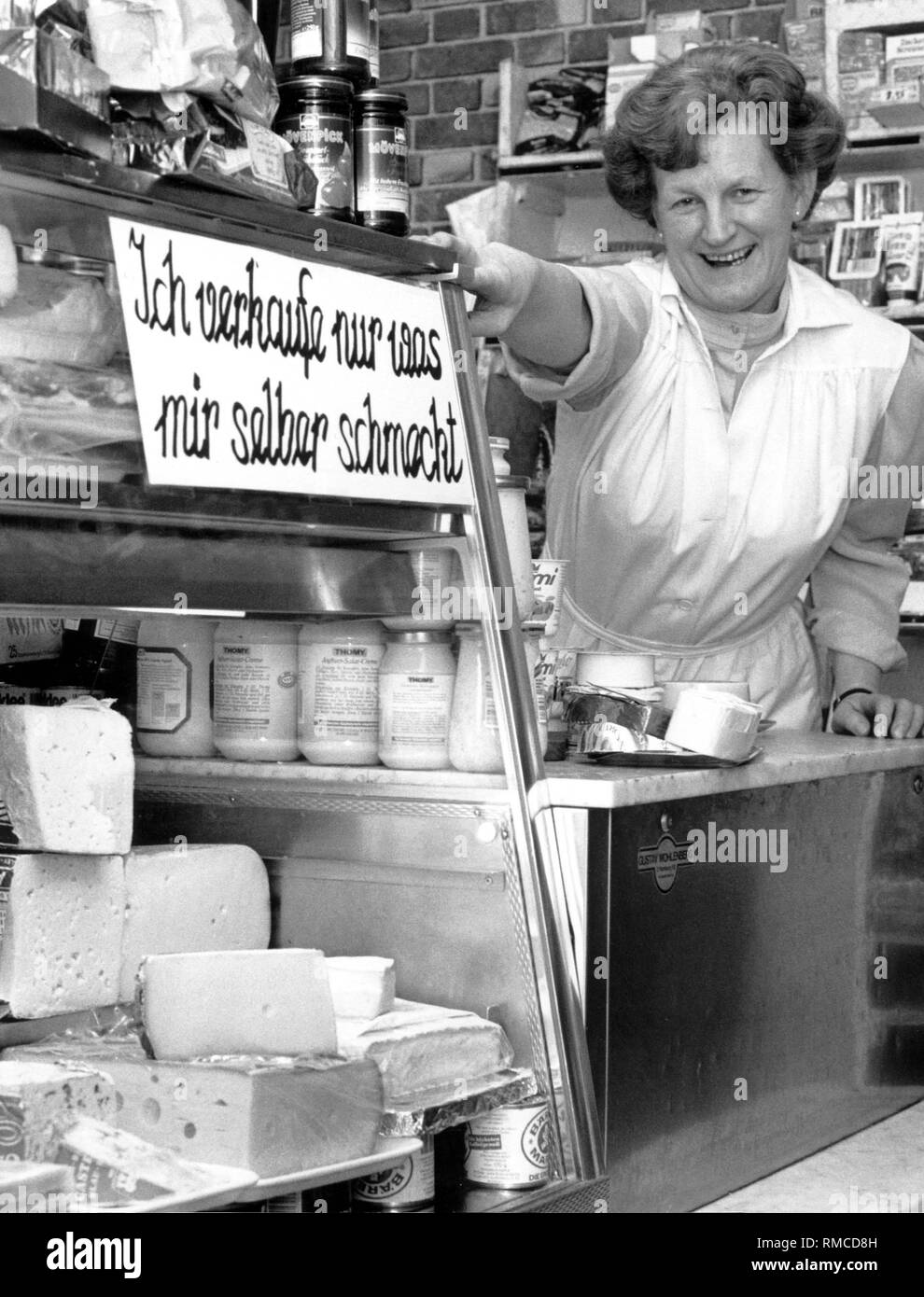 Verkäufer im Einzelhandel Shop Verkauf von Käse und anderen Milchprodukten. Stockfoto