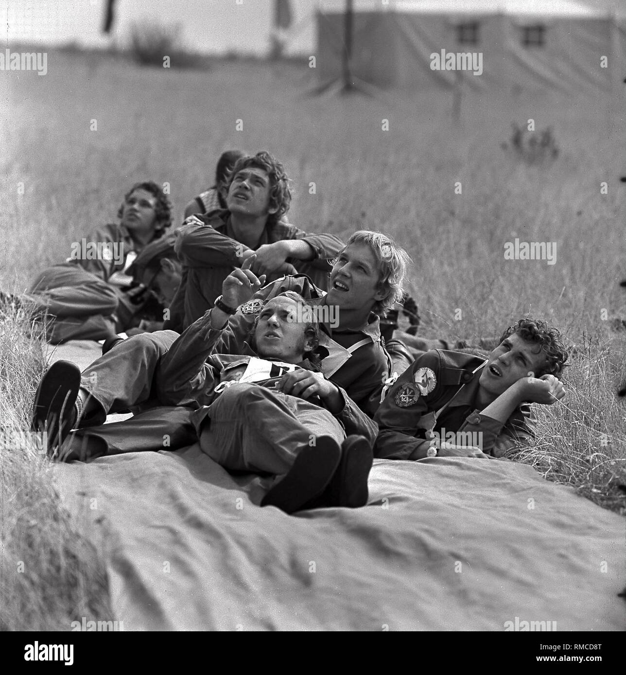 Mitglieder der Gesellschaft für Sport und Technik (Sport und Technik (GST) Gesellschaft) während der vormilitärischen Ausbildung. Die GST bietet auch militärische Ausbildung in der DDR. Stockfoto