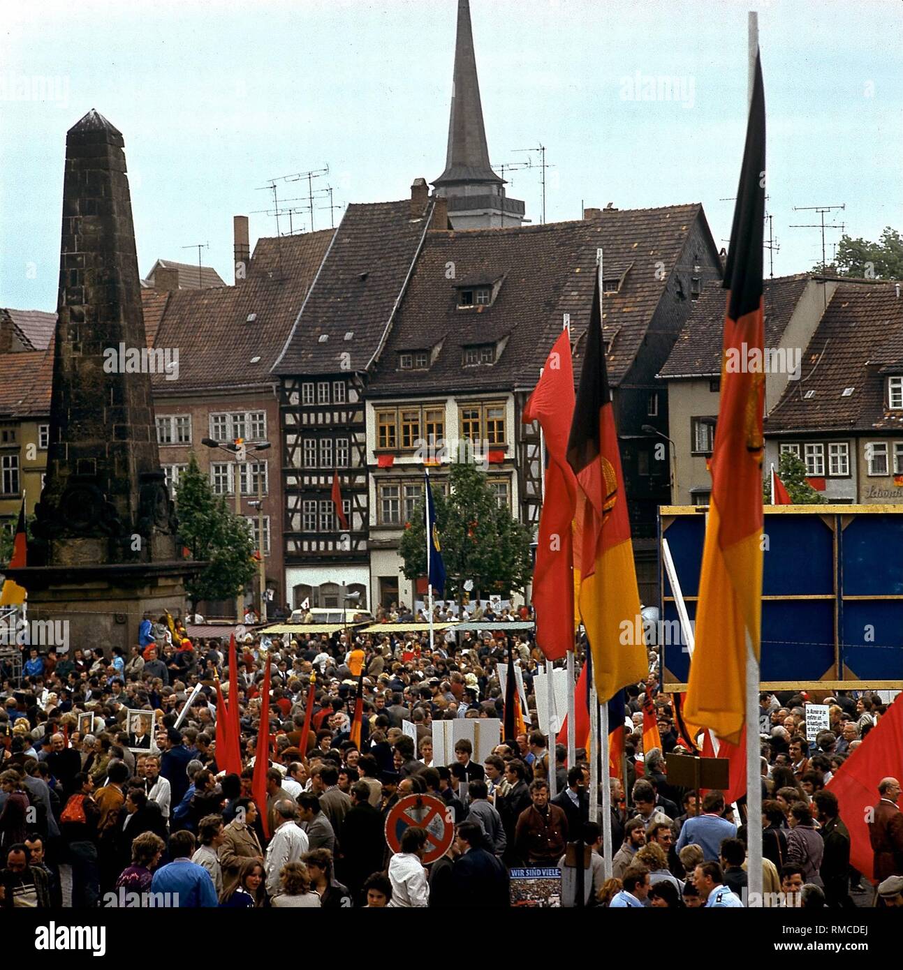 Montage der Freien Deutschen Jugend (FDJ) auf dem Domplatz in Erfurt. Stockfoto