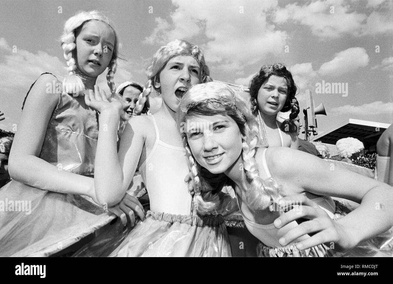 Die Freie Deutsche Jugend (FDJ) feiert den Abschluss ihrer Pfingsttagung 1989 mit Tanz, Ballett und Theateraufführungen. Ort: Stadion der Weltjugend in Berlin-Mitte. Stockfoto