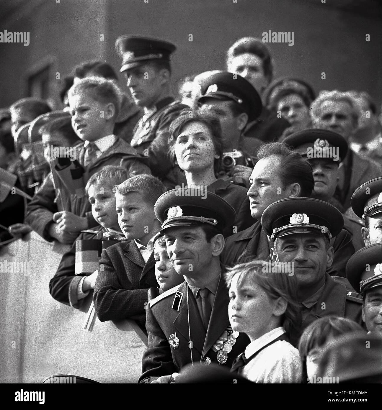 Die Zuschauer auf eine sowjetische Militär in Erfurt. Stockfoto