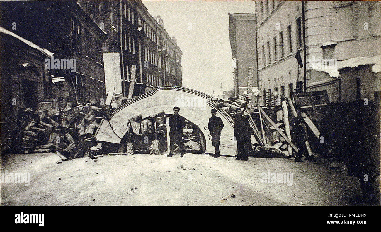 Revolutionäre barrikaden an der Malaya Bronnaya Straße während des Aufstandes im Jahre 1905. Silber Gelatine Fotografie Stockfoto