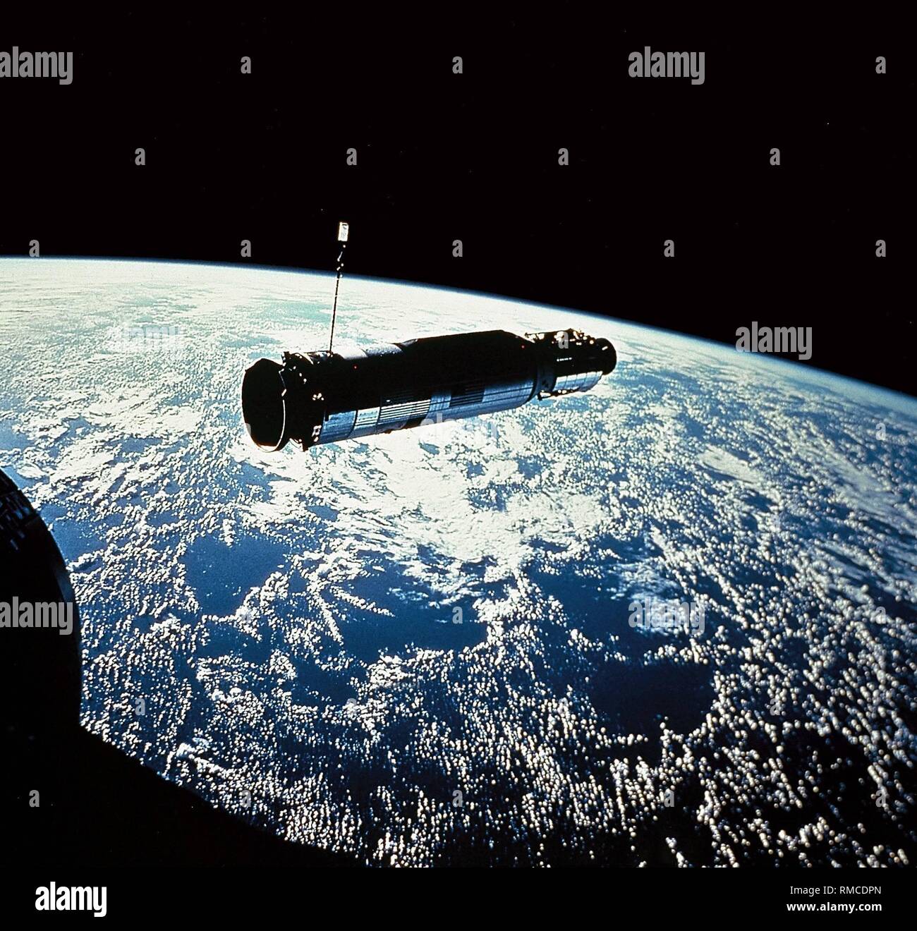 Das Projekt Gemini hat die ersten Schritte in Richtung Maßnahmen für Rendezvous und Kupplung Manöver im Orbit wie Docking an Unbedienten Agena oberen Stufen. Dieses Foto wurde während einer solchen Rendezvous zwischen der Raumsonde Gemini 10 und die agena Oberstufe berücksichtigt. Stockfoto