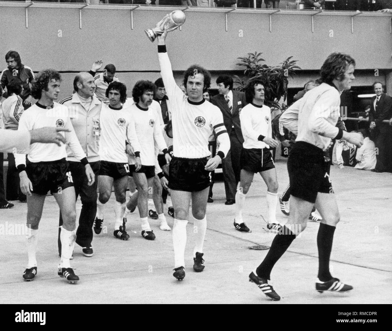 Nach dem Finale der FIFA WM in München (2-1 Sieg über die Niederlande) Kapitän Franz Beckenbauer die Trophäe erhält. Stockfoto