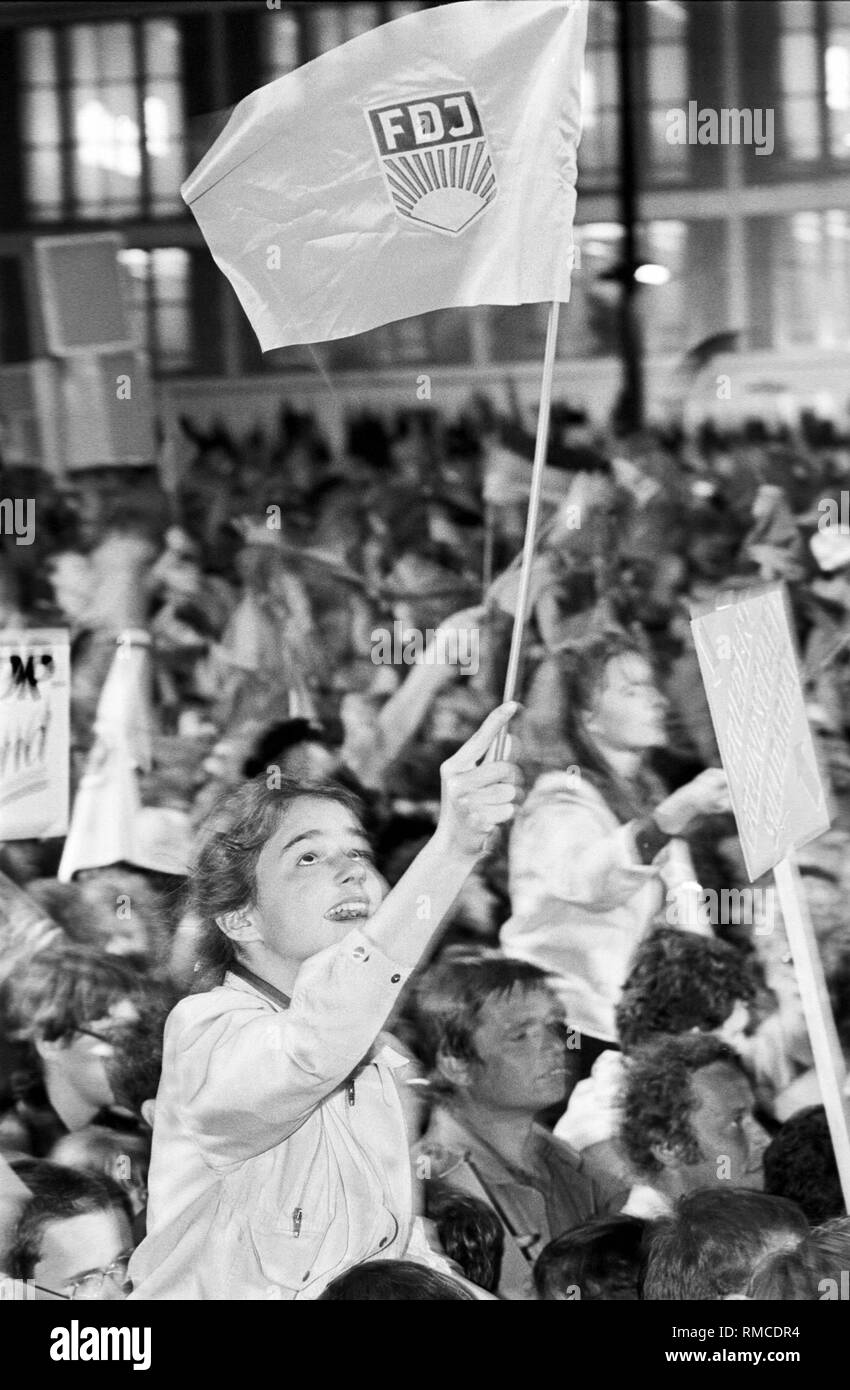 Die Freie Deutsche Jugend (FDJ) fängt seine Pfingsttagung 1989 mit einer Massenkundgebung auf dem Marx-Engels-Platz in Berlin-Mitte. Stockfoto