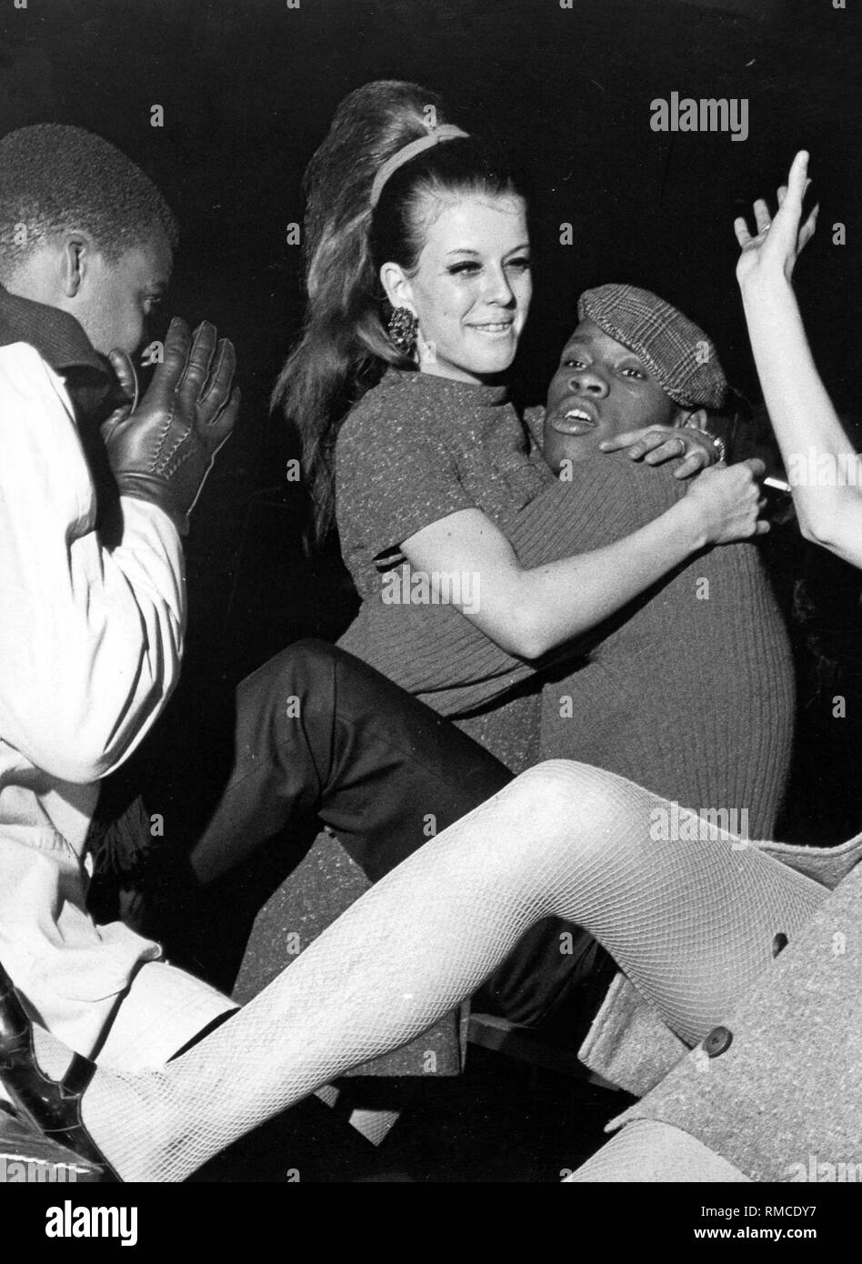 Junge Tänzerinnen und Tänzer in "Blow up", einen Dance Club aus den 70s am Elisabethplatz in München. Stockfoto