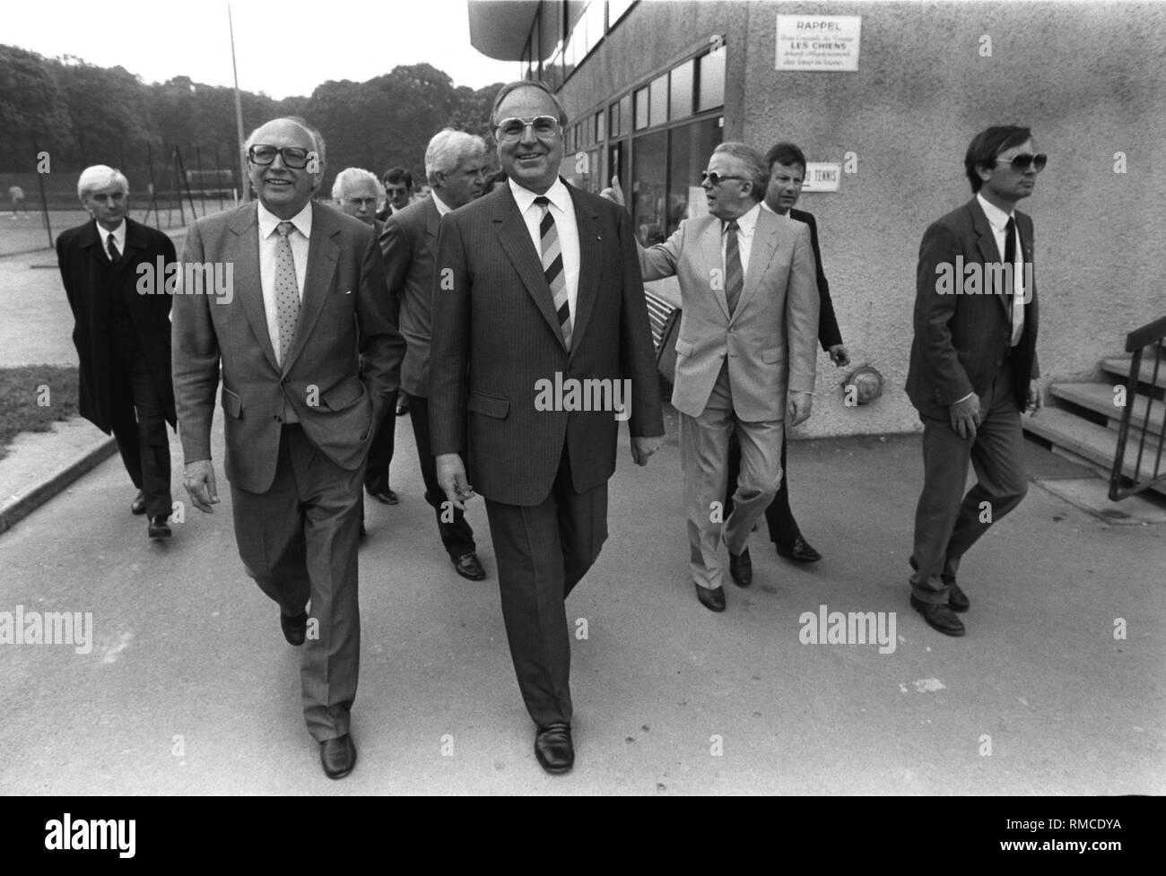 Der langjährige FDP-Fraktionschef und ehemalige Bundesminister Wolfgang Mischnick (mit Helmut Kohl links) starb im Alter von 81 Jahren. Stockfoto