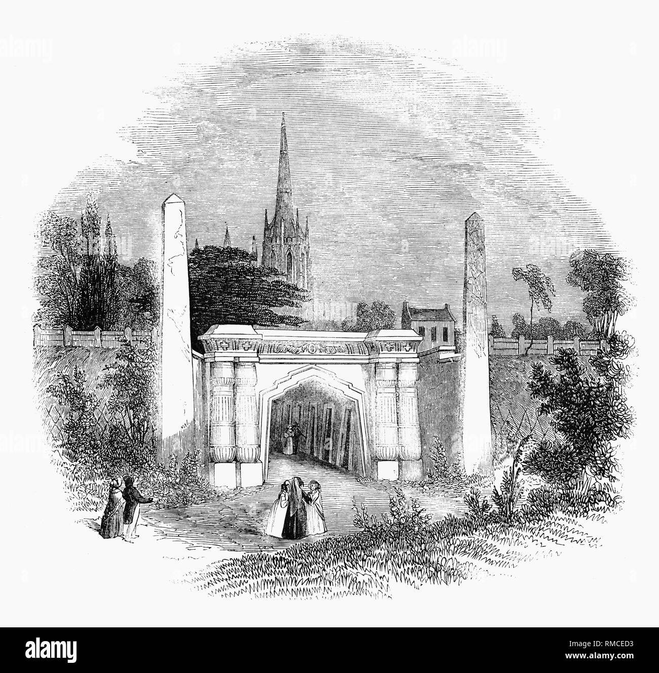 Der Eingang zum Ägyptischen Avenue, eine imposante Struktur, bestehend aus 16 Gewölbe auf beiden Seiten eines breiten Durchgang, der über einen großen Bogen in Highgate Cemetery, ein Ort der Beerdigung im Norden von London, England. 1839 eröffnet, als Teil eines Planes sieben große, moderne Friedhöfe, die heute als "tollem Sieben', um das außerhalb von London bekannt zu geben. Highgate, wie auch andere, von den Glorreichen Sieben, wurde bald zu einem beliebten Ort für Bestattungen, wo die Viktorianischen Einstellung zum Tod und ihre Präsentation führte zur Schaffung einer Vielzahl von gotischen Gräber und Gebäude. Stockfoto