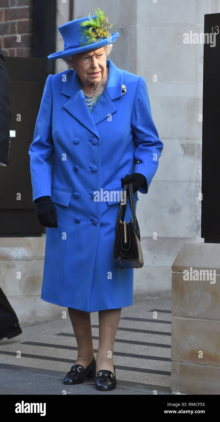 Königin Elizabeth II. Bei einem Besuch in Watergate House in London die 100-Jahrfeier der GCHQ, der britischen Intelligenz, Sicherheit und Cyber Agentur zu markieren. Stockfoto