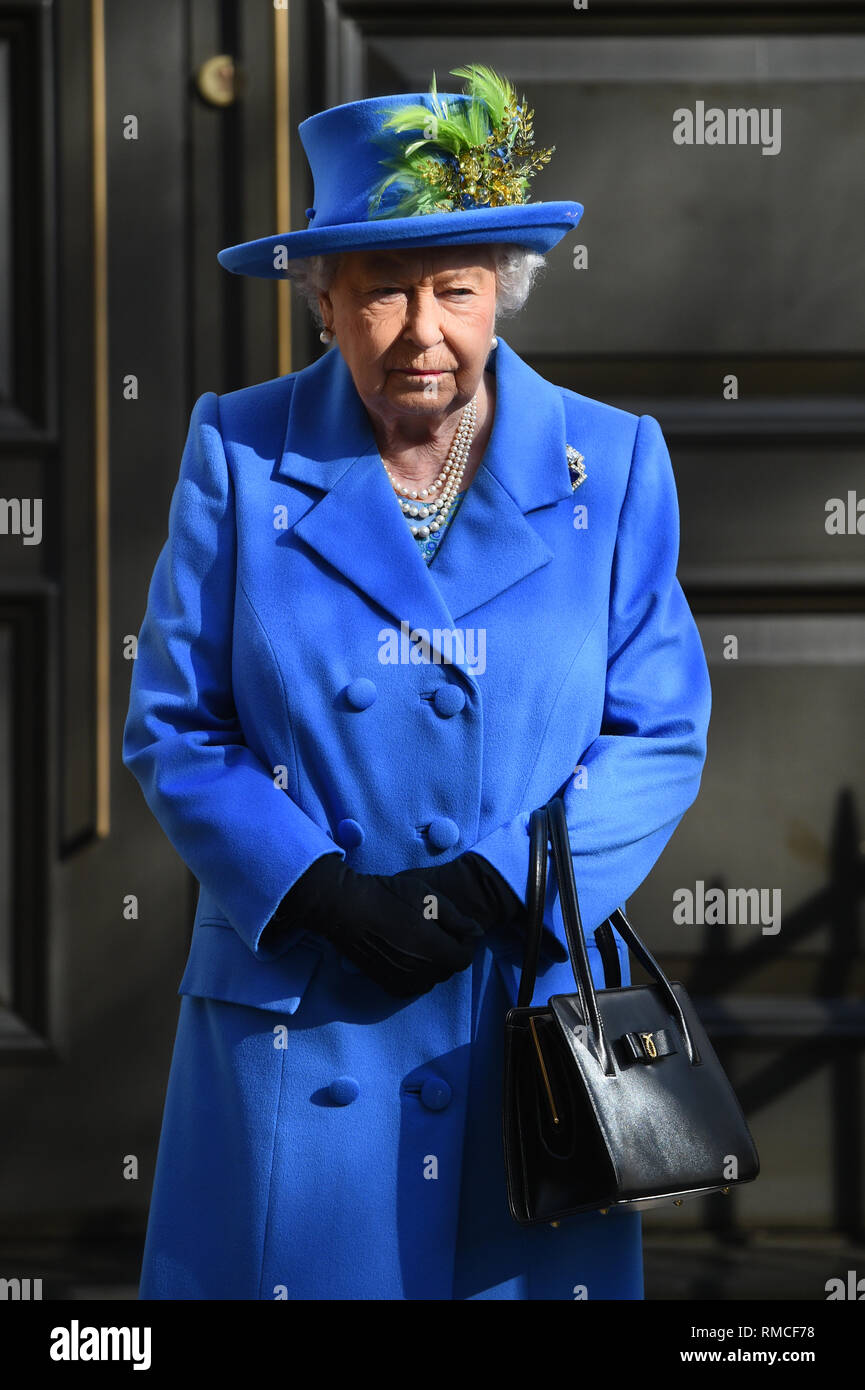 Königin Elizabeth II. Bei einem Besuch in Watergate House in London die 100-Jahrfeier der GCHQ, der britischen Intelligenz, Sicherheit und Cyber Agentur zu markieren. Stockfoto