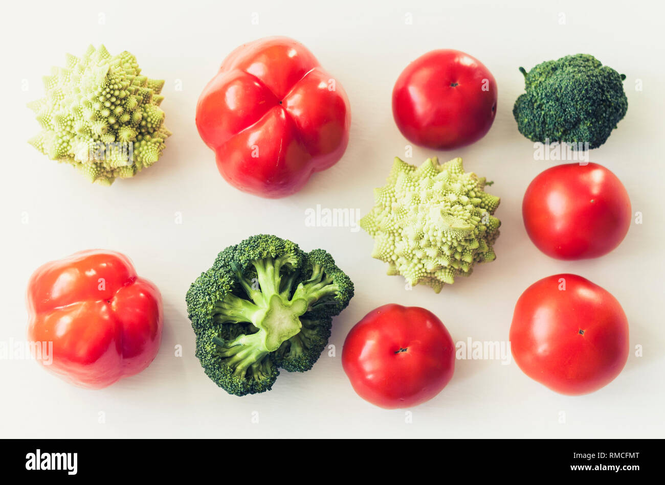 Auf Basis pflanzlicher Rohkost Gemüse der Saison Hintergrund, veganes Essen Zutaten zum Kochen, Ansicht von oben Stockfoto