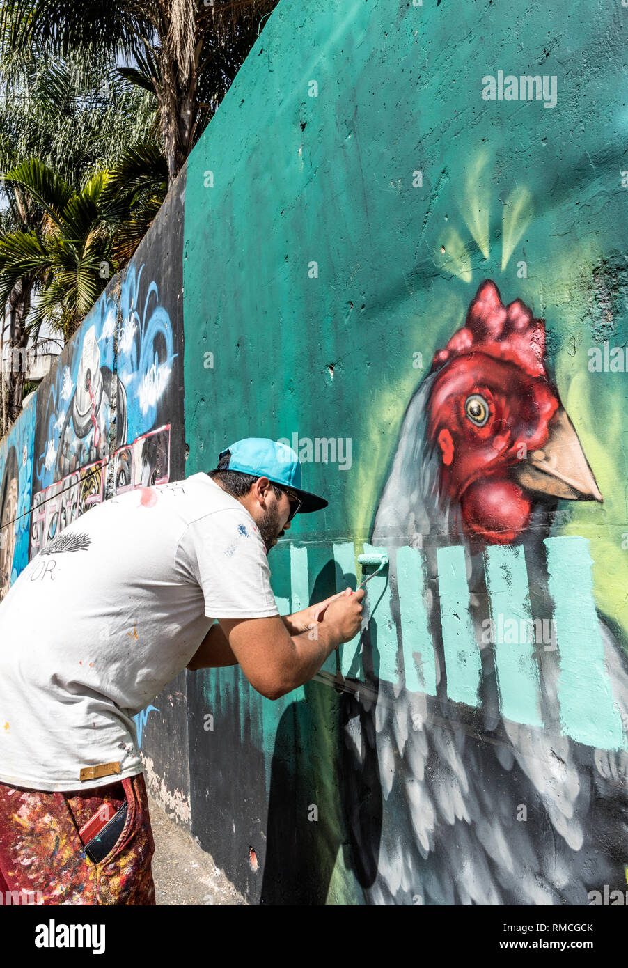 Mann malen Graffiti in Comuna 13 Medellin Kolumbien Südamerika Stockfoto