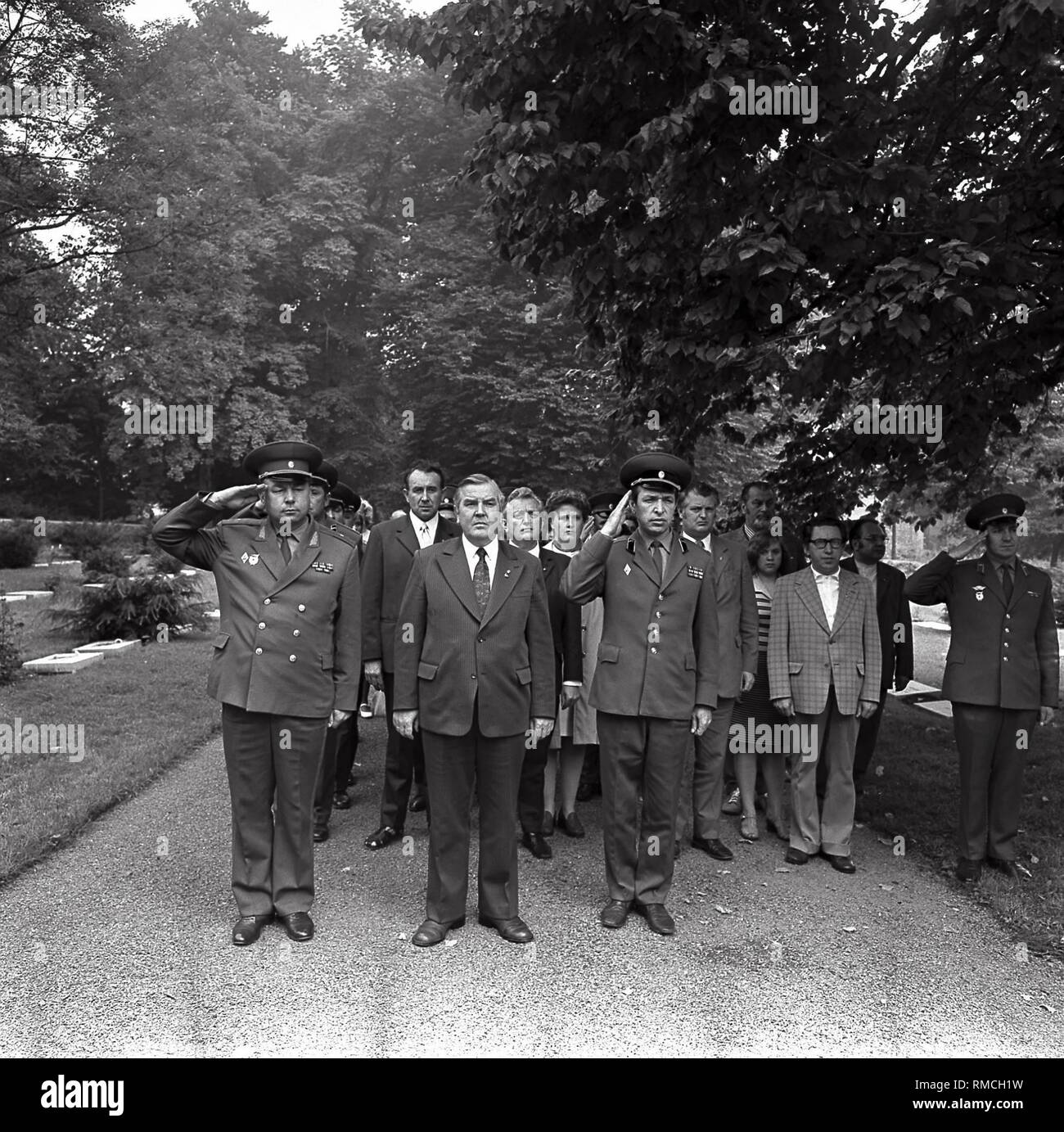 Kranzniederlegung am Sowjetischen Ehrenmal in Weimar mit SED-Beamten und Offiziere der Sowjetischen Garnison. Stockfoto