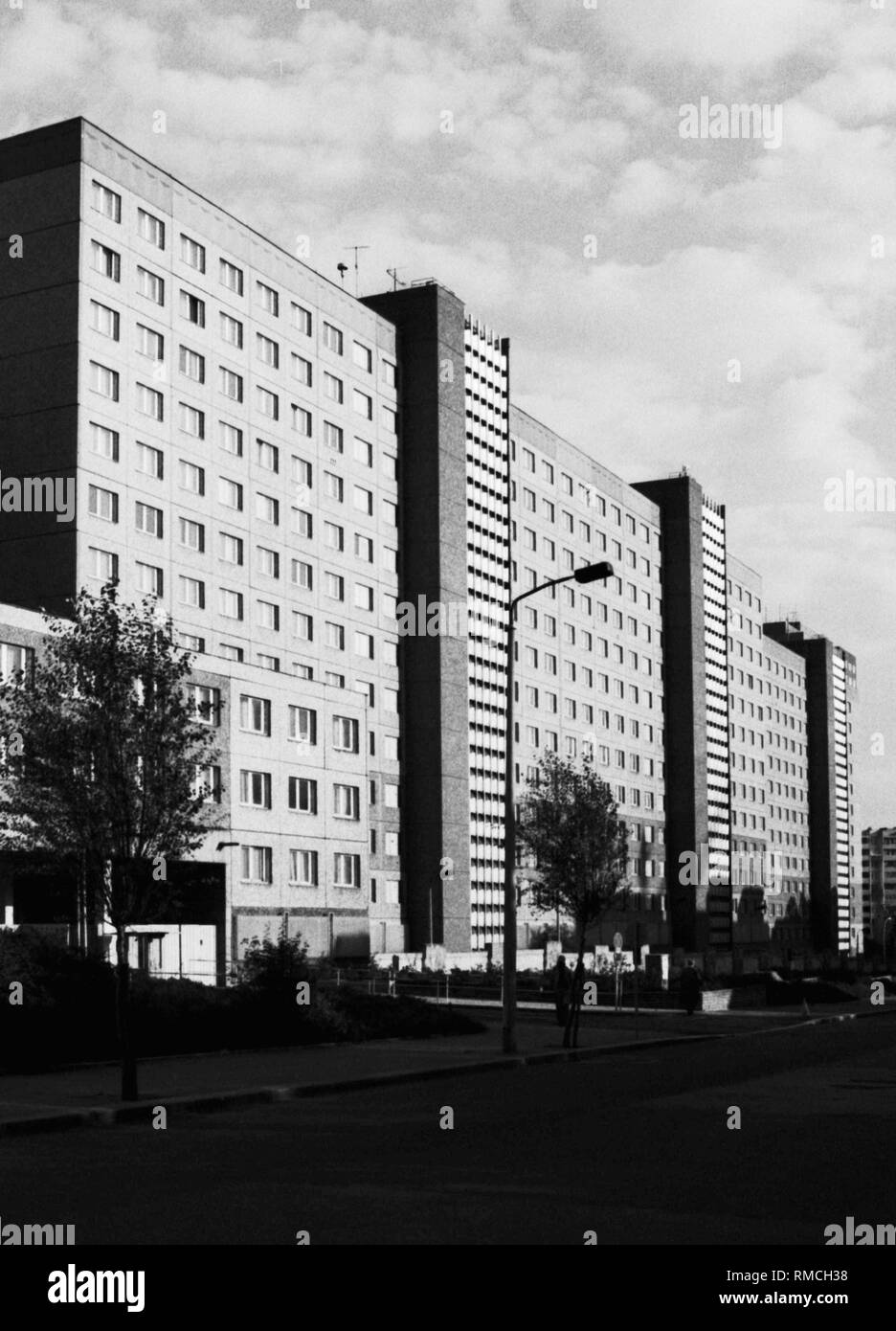 Außenansicht des umfangreichen Gebäudekomplex der Stasi-zentrale zwischen der Normannenstraße und die Ruschestraße in Berlin-Lichtenberg mit Sitz des Ministeriums für Staatssicherheit und der Direktion für Aufklärung (HVA) vor der Wende im Herbst 1989. Stockfoto