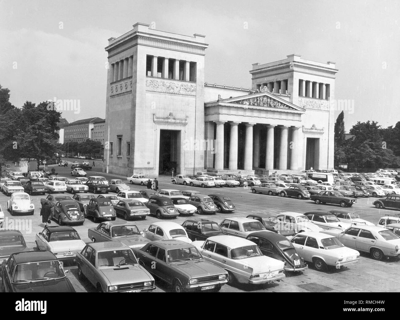 Der Propylaen auf dem Königsplatz in München mit parkenden Autos. Stockfoto