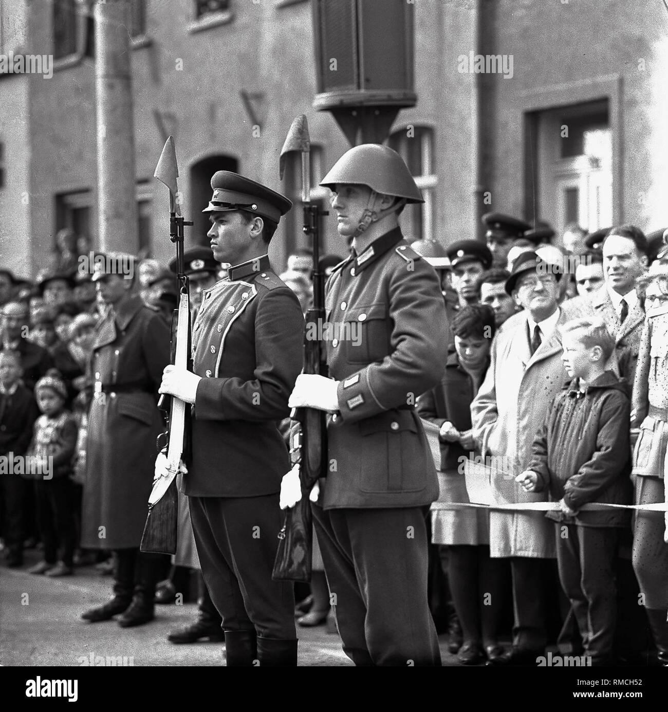 Sowjetische Militär in Erfurt, ein Soldat der Nationalen Volksarmee (NVA) (rechts) neben einem sowjetischen Soldaten. Stockfoto