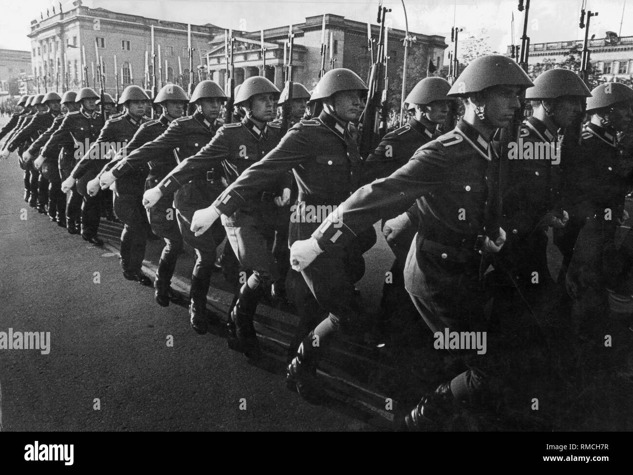 März Soldaten über die Straße Unter den Linden in Ost-Berlin. Im Hintergrund, die Neue Wache (Mitte) und der Humboldt Universität. Stockfoto