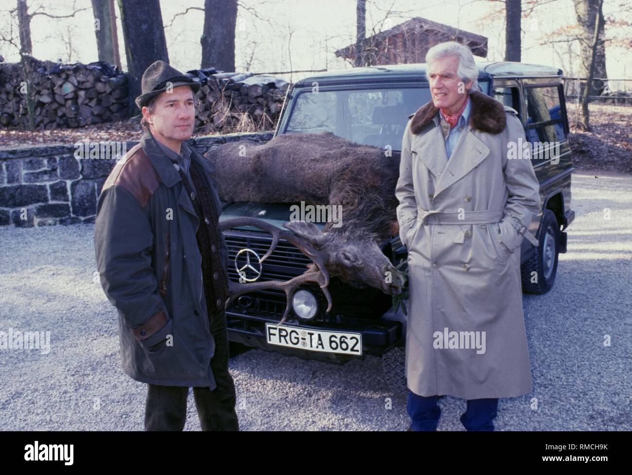 Der beliebte Schauspieler Paul Hubschmid (Foto mit Christian Wolff (l.) in "Forsthaus Falkenau") starb am 01. Januar 2002 in Berlin. Der gebürtige Schweizer würde 84 Jahre alt. In seiner Rolle als Professor Higgins ('My Fair Lady' Musical), die er in mehr als 2.000 Aufführungen erschienen ist. Hubschmid war die Schauspielerin Eva Renzi für 13 Jahre verheiratet, zuletzt mit seiner Kollegin Irene Schiesser aus Basel. Stockfoto