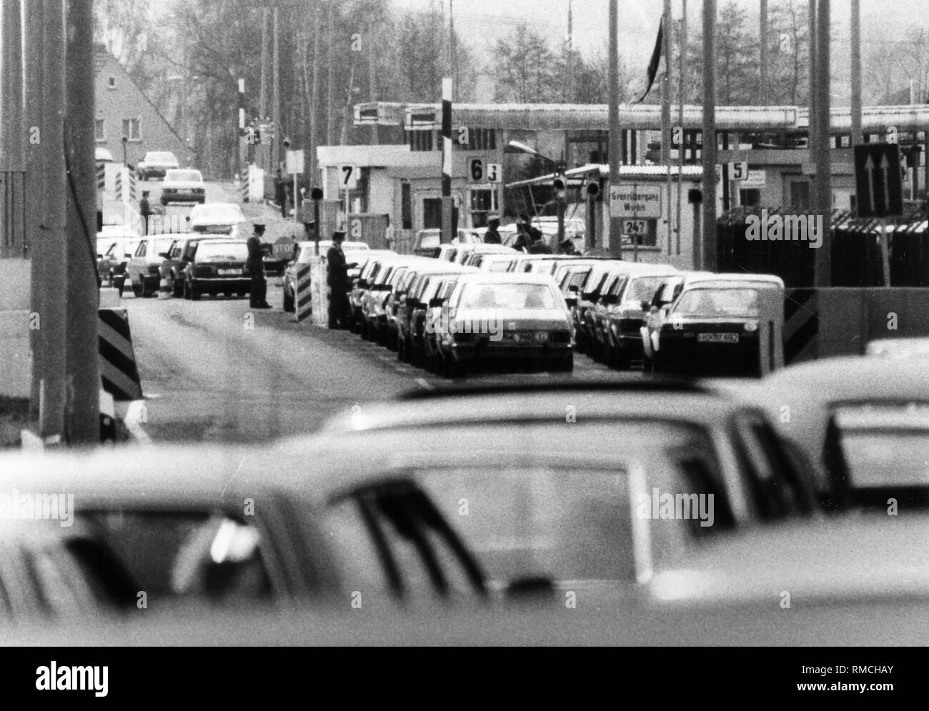 West deutsche Autos erwarten Abstand von DDR-Grenzsoldaten zu Ostern. Stockfoto