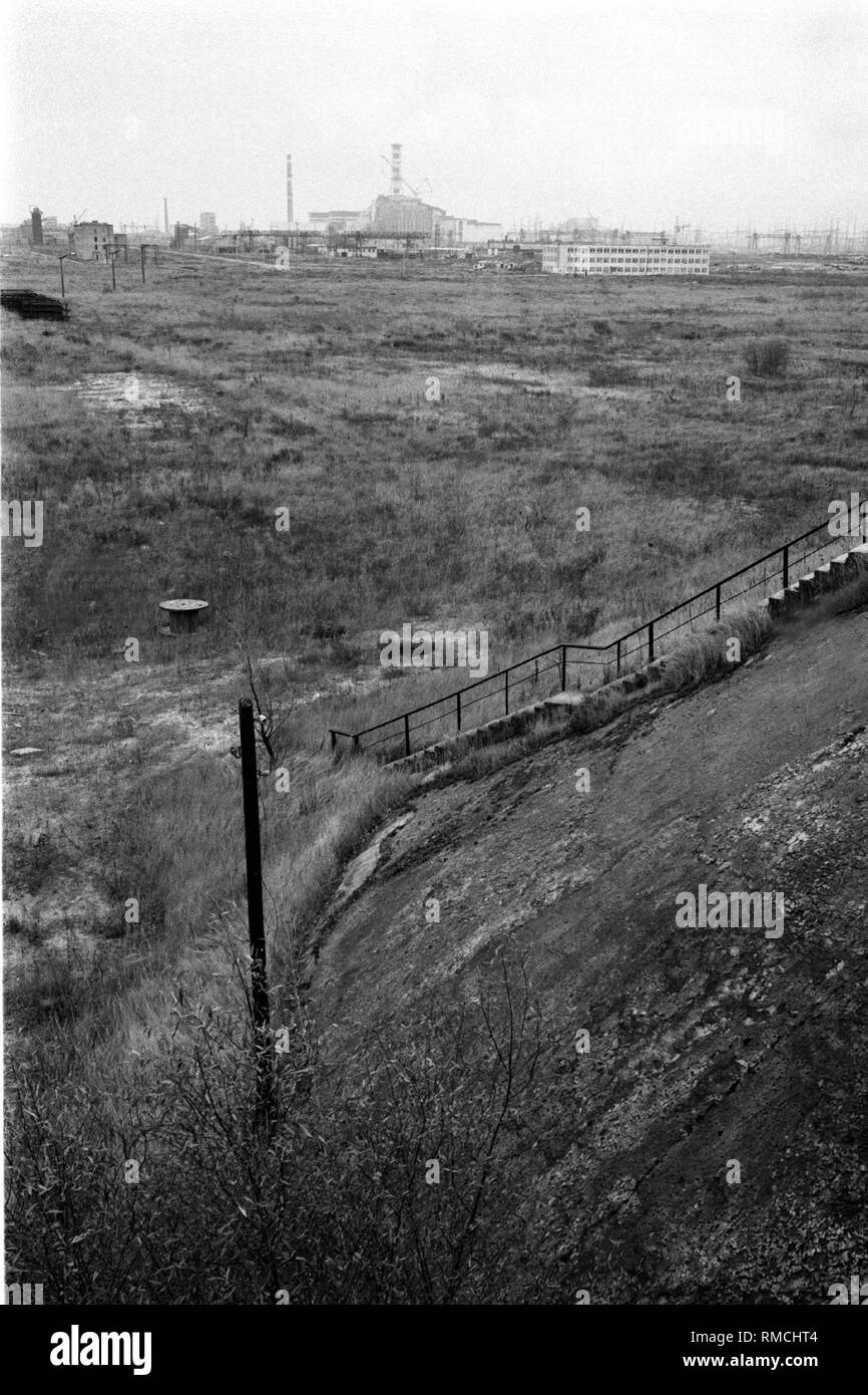 Abgestrahlte Landschaft in der 30-km-Sperrzone, im Hintergrund der Katastrophe von Tschernobyl Reaktor in der konkreten Sarkophag. Stockfoto