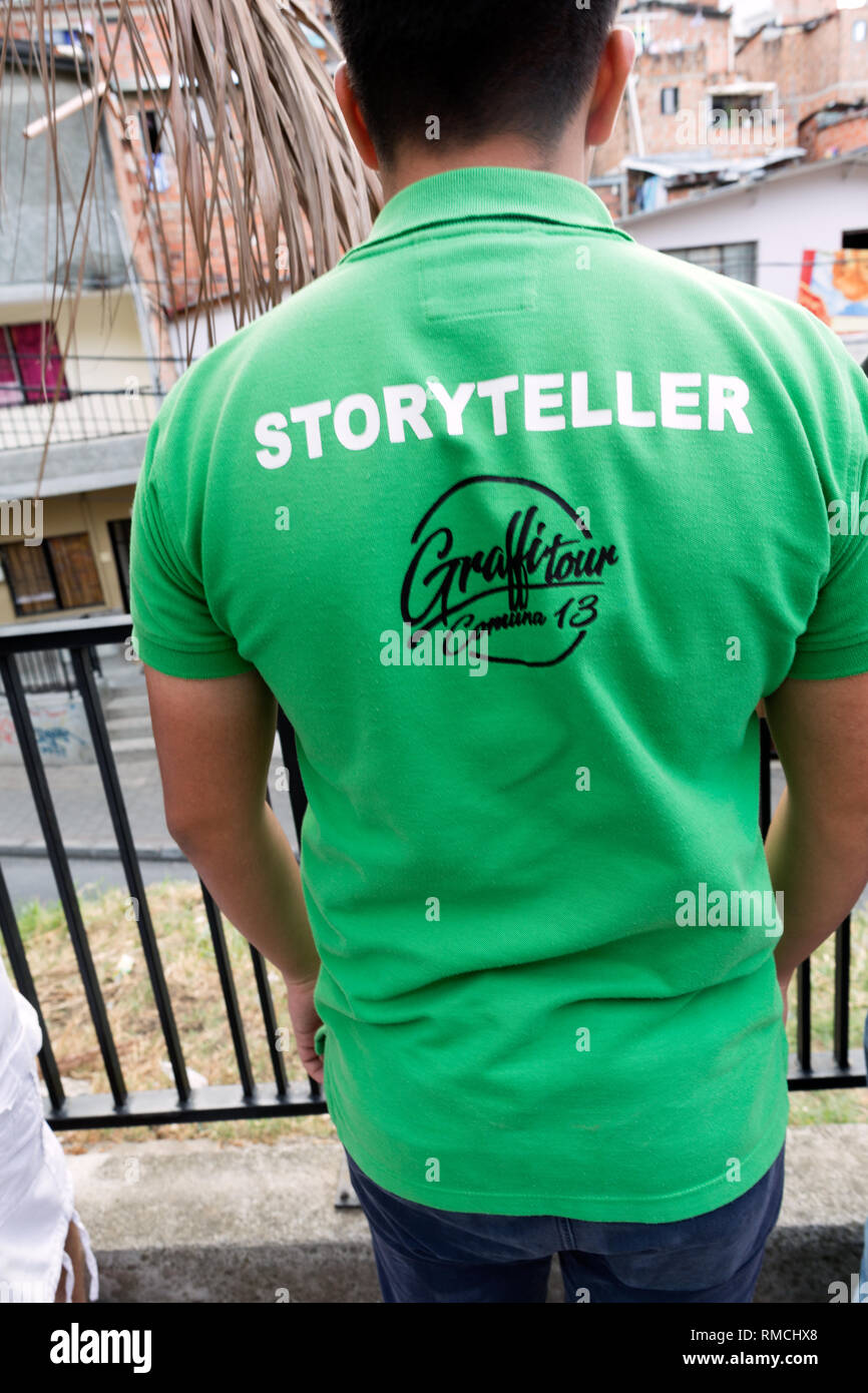 Geschichtenerzähler Guide In Comuna 13 Medellin Kolumbien Südamerika Stockfoto