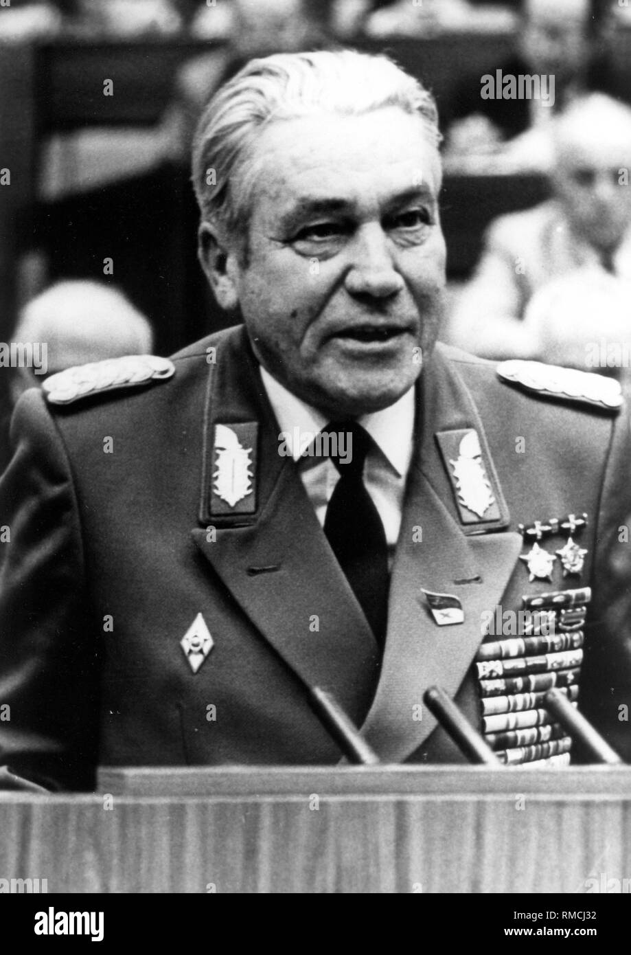 Heinz Hoffmann (28.11.1910 - 02.12.1985) Allgemeine Armee und Verteidigungsminister der DDR, die zwischen 1960 - 1985 Minister für Nationale Verteidigung, die zwischen 1973 - 1985 Mitglied des Politbüros des Zentralkomitees der Sozialistischen Einheitspartei (SED). Rede auf der 10. SED-Parteitag im April 1981 in Ost-Berlin. Stockfoto