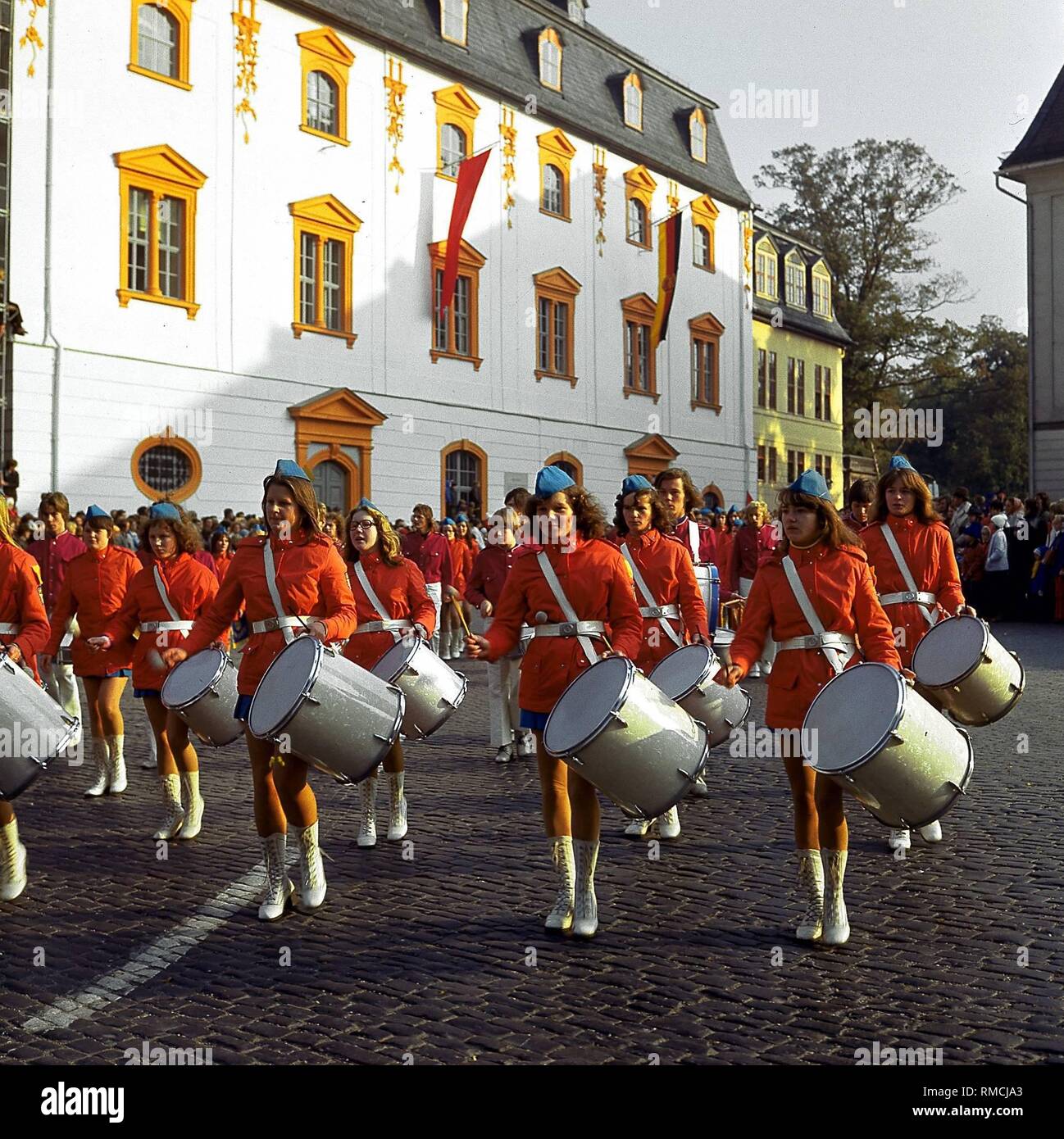 Marching Band der Freien Deutschen Jugend (FDJ) vor dem Gebäude der Anna Amalia Bibliothek in Weimar. Stockfoto