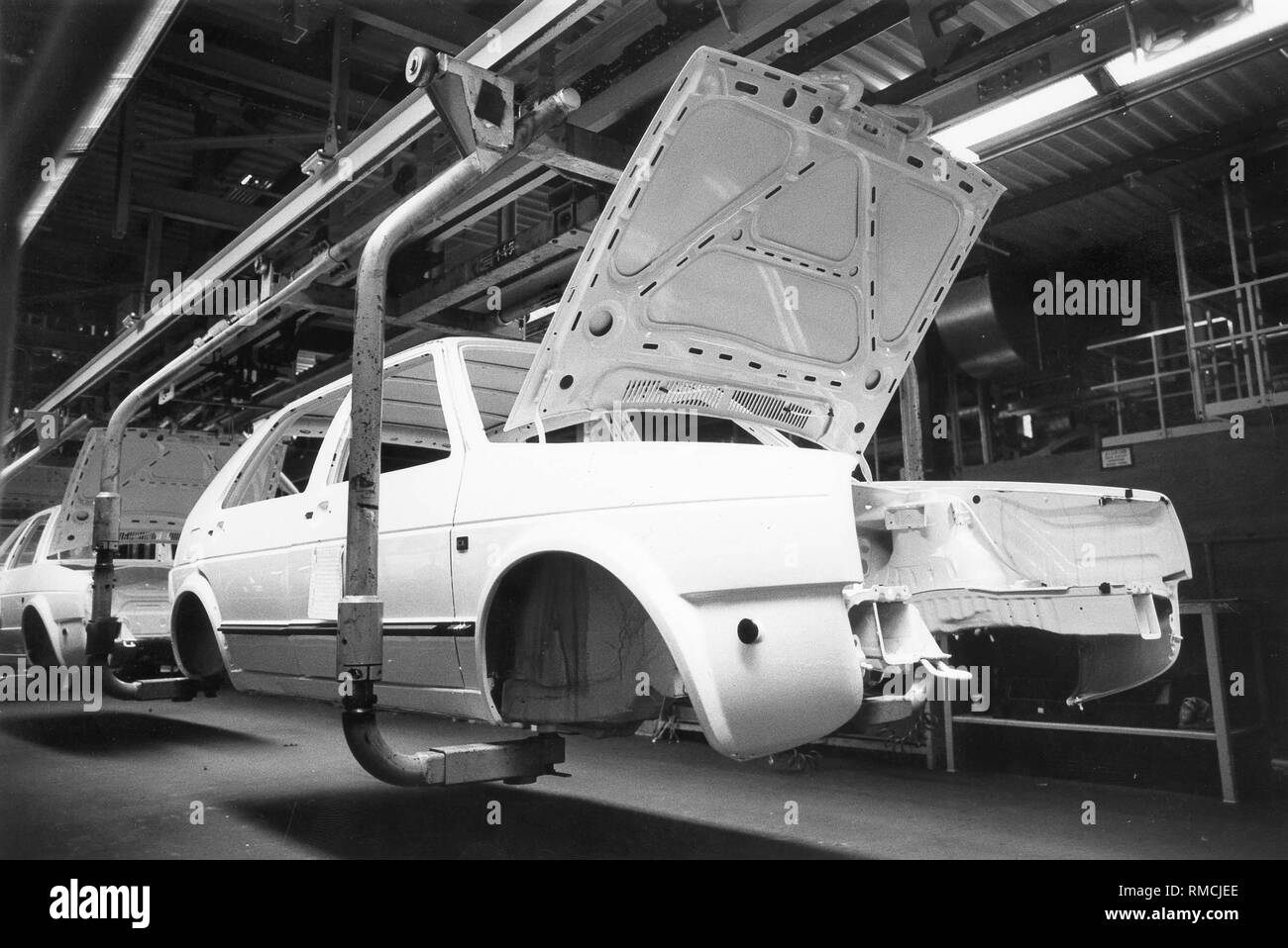 Körper eines VW Golf auf einer Produktionslinie im VW-Werk in Wolfsburg, Halle 54. Stockfoto