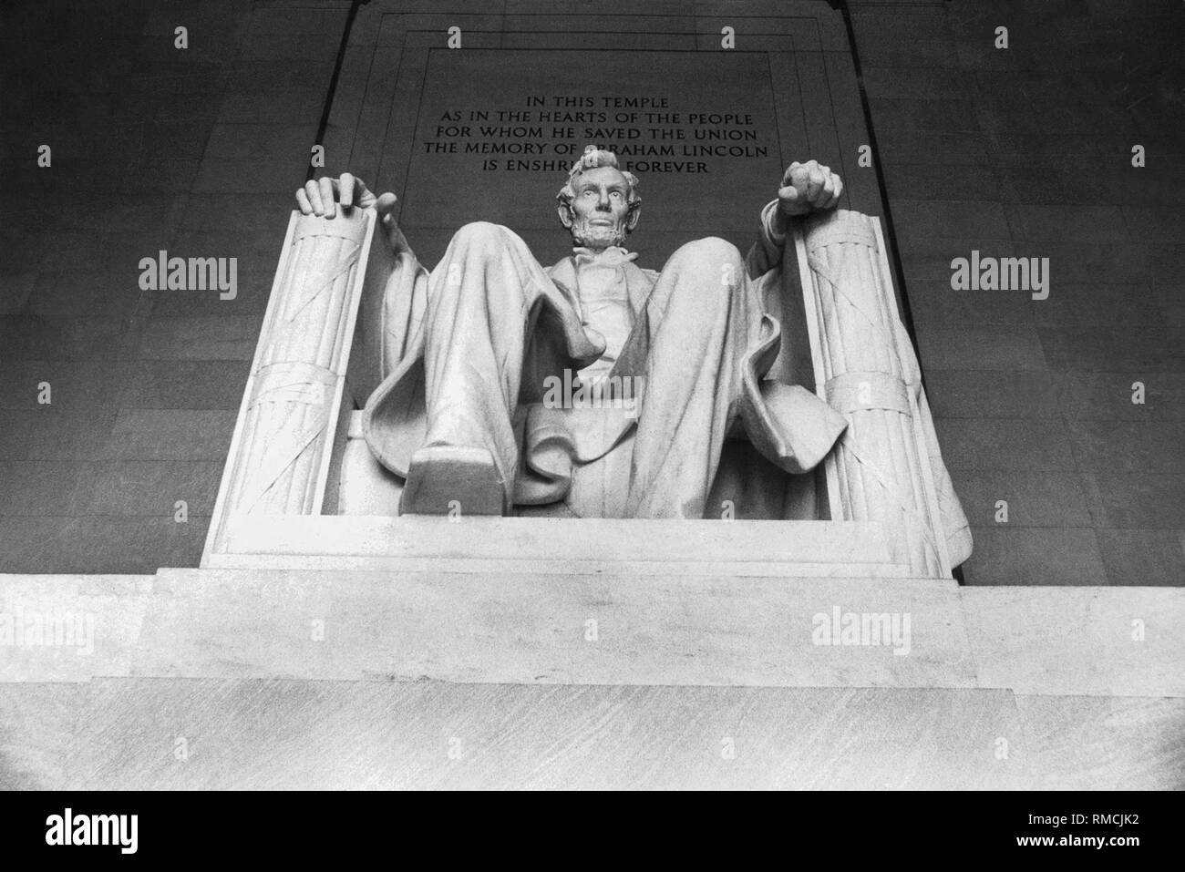 Die Inschrift über dem Lincoln Memorial: "In diesem Tempel in den Herzen der Menschen, für die er bewahrte die Erinnerung an Abraham Lincoln auf ewig verankert ist". Das Lincoln Memorial wurde zwischen 1915-22 zu Ehren von Abraham Lincoln gebaut. Es ist nach einem griechischen Tempel von 36 dorischen Säulen, jeweils eine für die USA, die Lincoln existierte unterstützt modelliert. Stockfoto