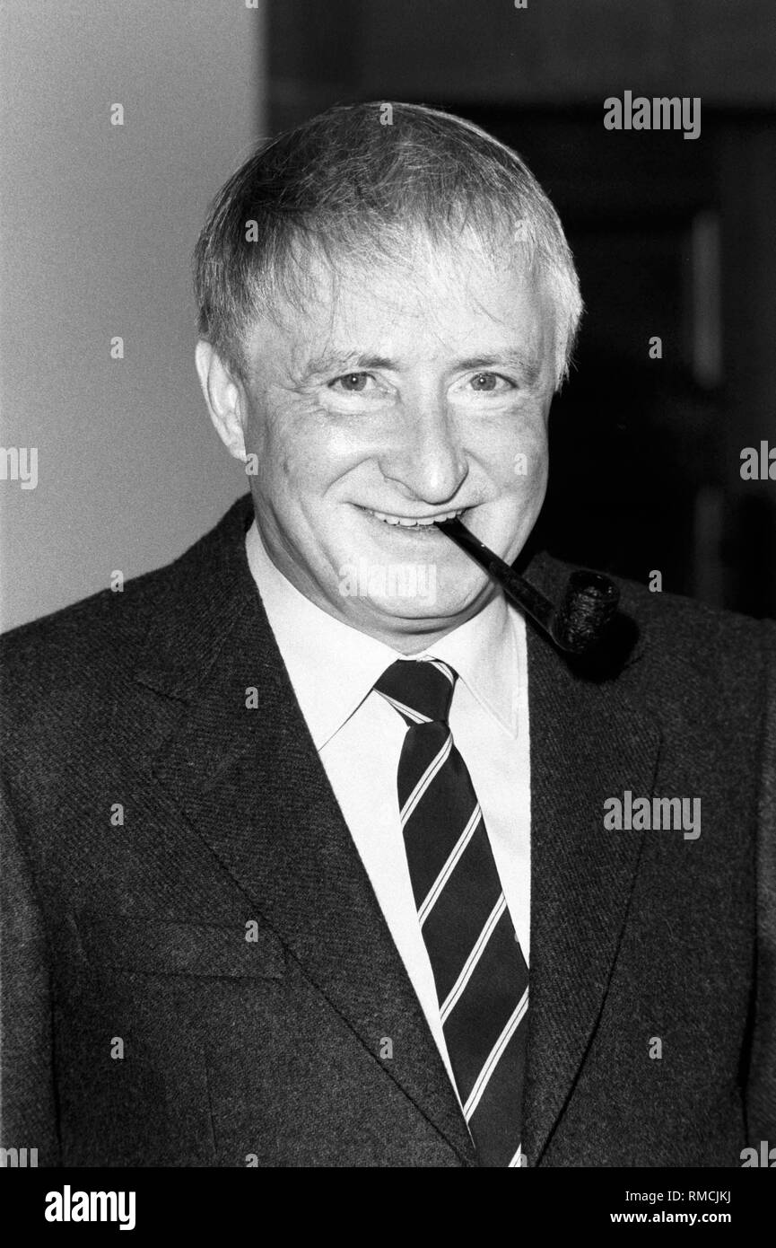 Der gerichtsreporter und Träger des Bundesverdienstkreuzes, Gerhard Mauz, starb im Alter von 77 Jahren. Stockfoto