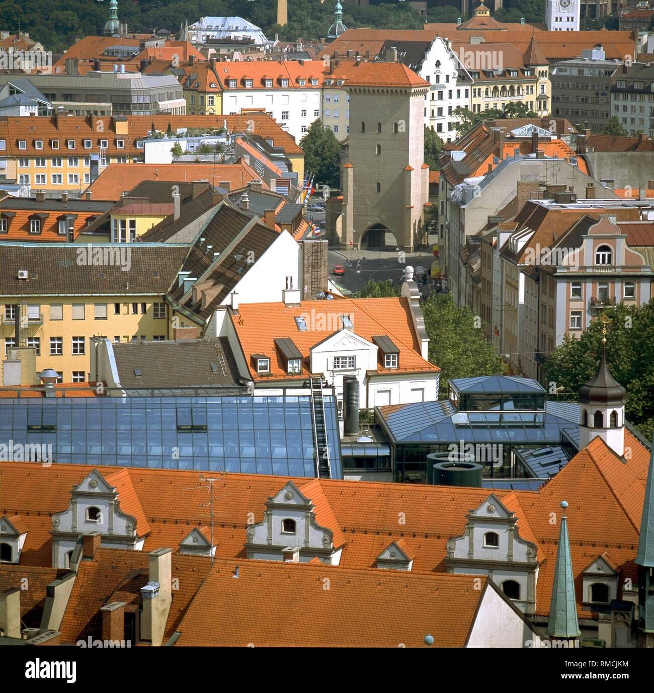 Luftbild der Innenstadt und Lehel mit dem mittelalterlichen Stadttor, das Isartor. Stockfoto