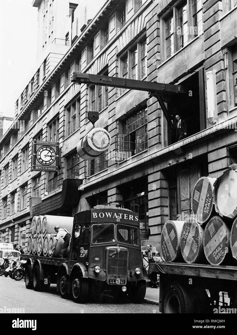 Der Verlag der Zeitung "Nachrichten der Welt' auf Bouverie Street in der Nähe der Fleet Street erhält ein Papier Lieferung. Die Gegend um Fleet Street war für Jahrhunderte das Zentrum der englischen Presse. Stockfoto