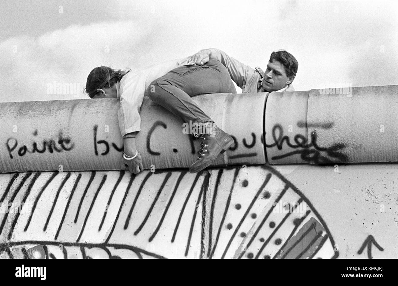 Festnahme von einem Teilnehmer an einem Protest gegen die Berliner Mauer von DDR-Grenzsoldaten am Potsdamer Platz. Stockfoto