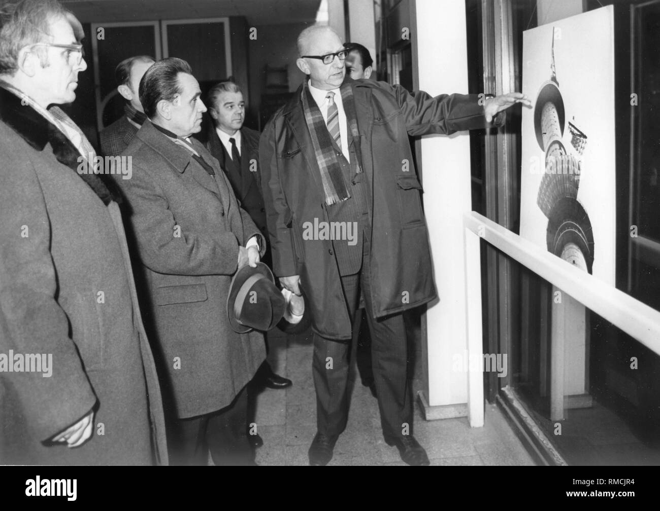 Gerhard Probst (SED), Stellvertretender Minister für Post und Telekommunikation in der DDR, zeigt den Aufbau der Fernsehturm Berlin eine sowjetische Delegation. Foto vom 15. Oktober 1972. Stockfoto