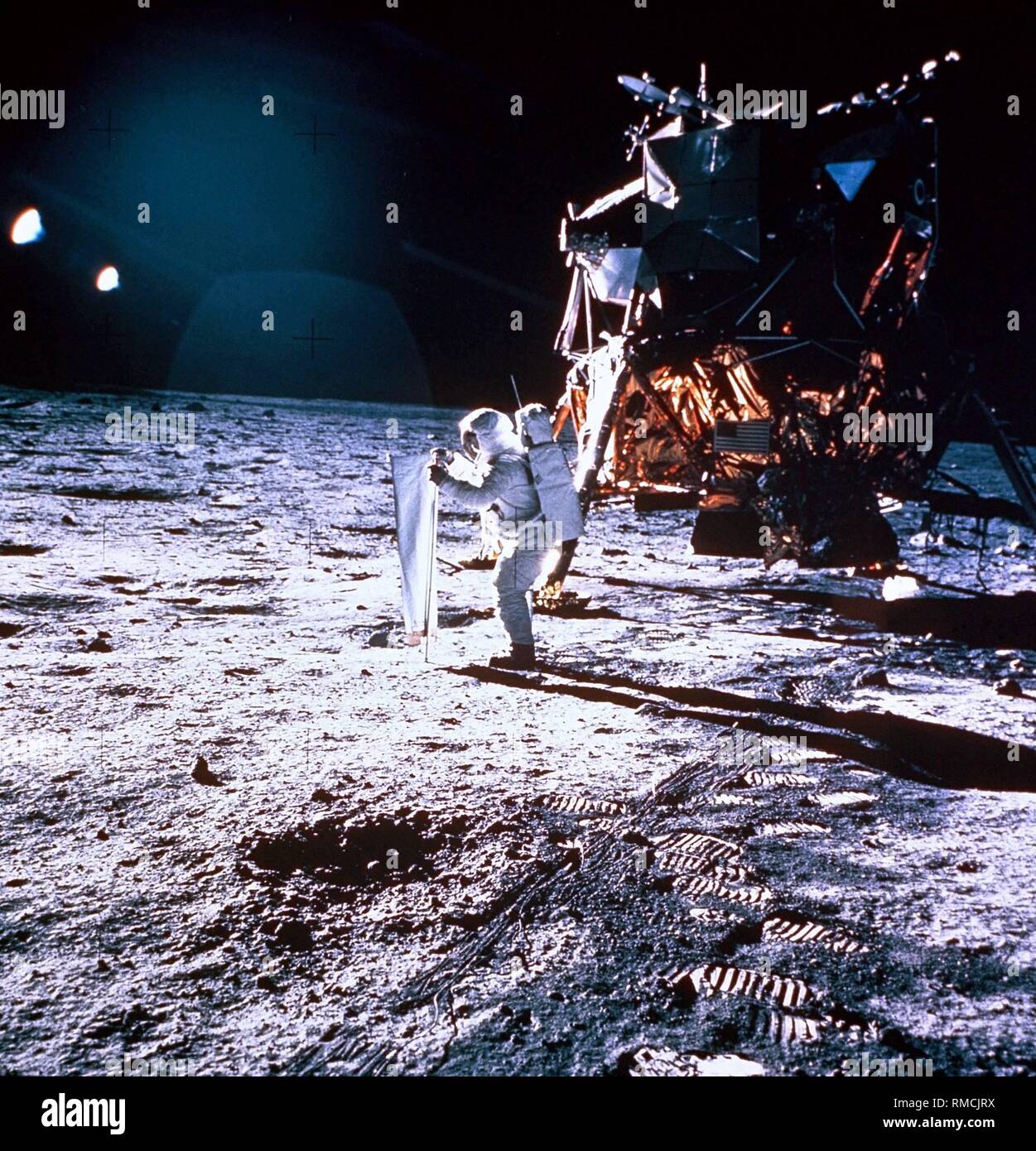Von Apollo 11 Astronaut Edwin "Buzz" Aldrin, der zweite Mann auf dem Mond und Pilot der Mondlandefähre "Eagle", entfaltet ein sonnenwind Beschleunigungsmesser, Reynolds Wrap, die den Sonnenwind zu registrieren, während auf dem Mond. Apollo 11 (16.-24.07.1969) war die erste bemannte Mondlandung Mission und der wichtigste Raum Mission für die Menschheit. Stockfoto