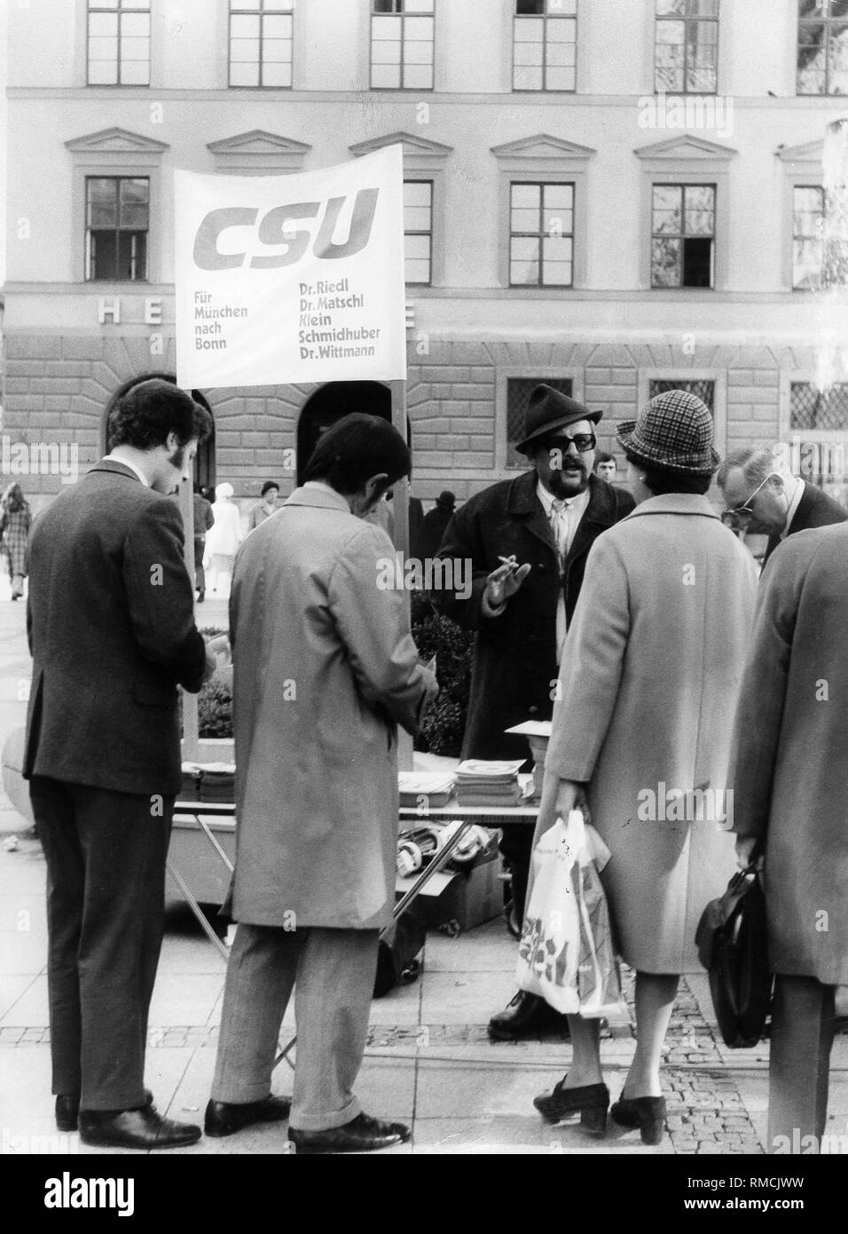 Infostand der CSU in der Fußgängerzone Kaufingerstraße in München. Auf einem Plakat steht "CSU für München nach Bonn Dr. Riedl, Dr. Matschl, Klein, Schmidhuber, Dr. Wittmann." Stockfoto