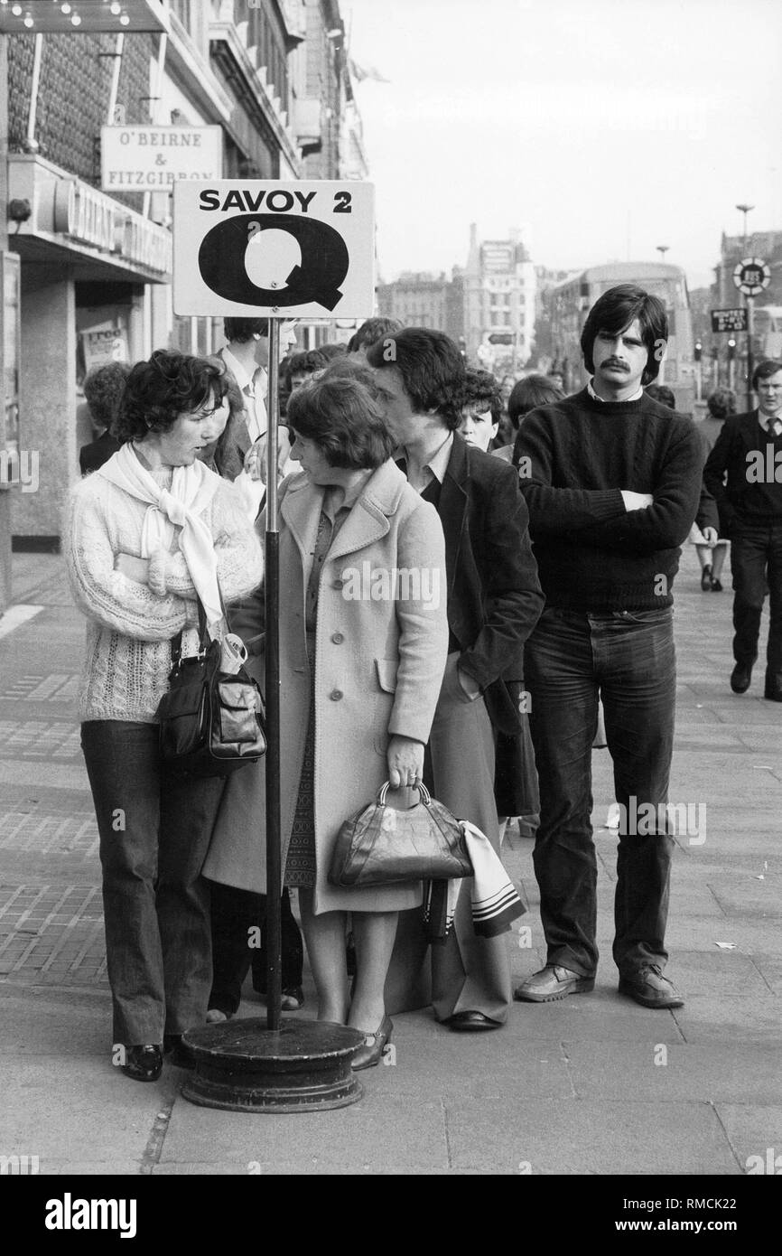 Wartenden Fahrgäste an einer Bushaltestelle in Dublin. Stockfoto