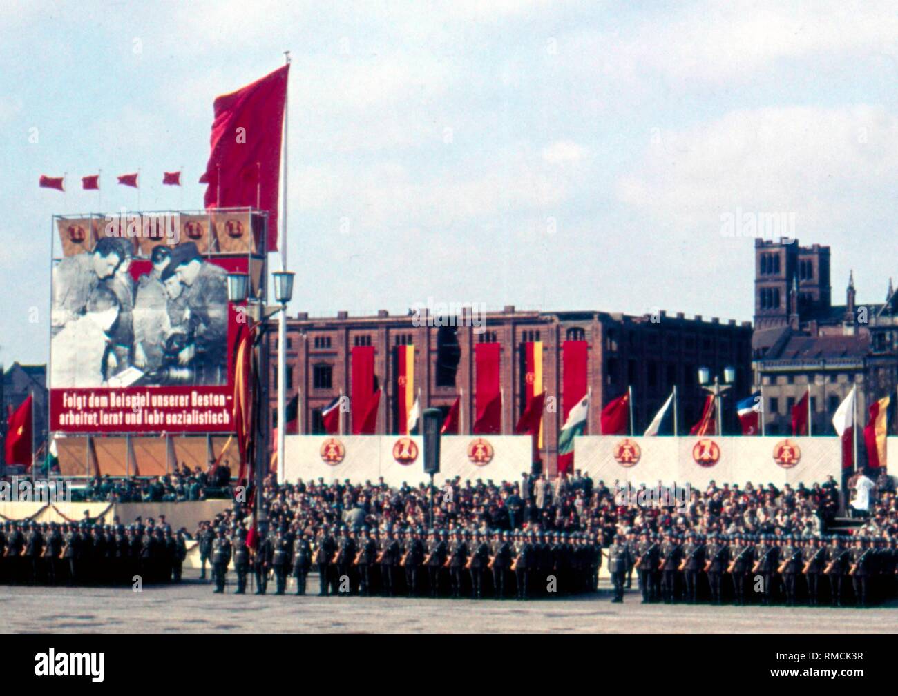 Einheiten der verschiedenen Zweige der DDR-Volksarmee an der Militärparade am 1. Mai 1959 auf dem Marx-Engels-Platz in Berlin Ost, im Hintergrund das Gebäude der Bauakademie, die 1962 abgerissen wurde, direkt neben der Ruine der Friedrichswerderschen Kirche. Stockfoto