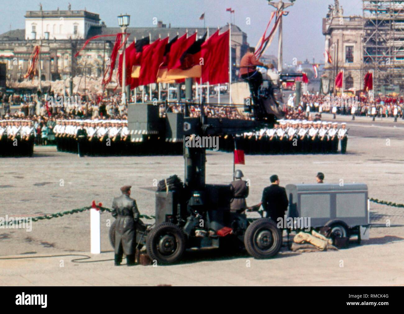 Einheiten der DDR-Volksmarine an der Militärparade am 1. Mai 1959 auf dem Marx-Engels-Platz in Ost-Berlin. Stockfoto