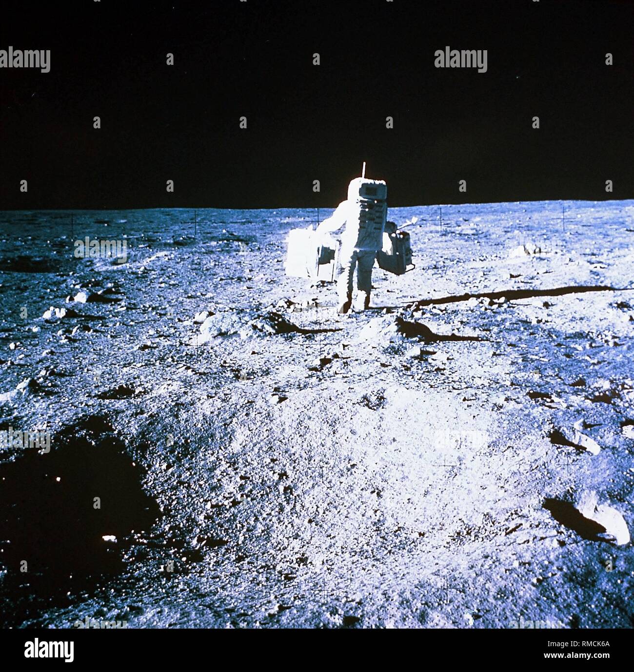 Edwin "Buzz" Aldrin, der zweite Mann auf dem Mond und Kommandant der Mondlandefähre "Eagle", stellen verschiedene Forschungseinrichtungen auf der Mondoberfläche. Apollo 11 (16-24.07.1969) war die erste bemannte Mondlandung und mit, dass die wichtigste Mission für die Menschheit. Stockfoto