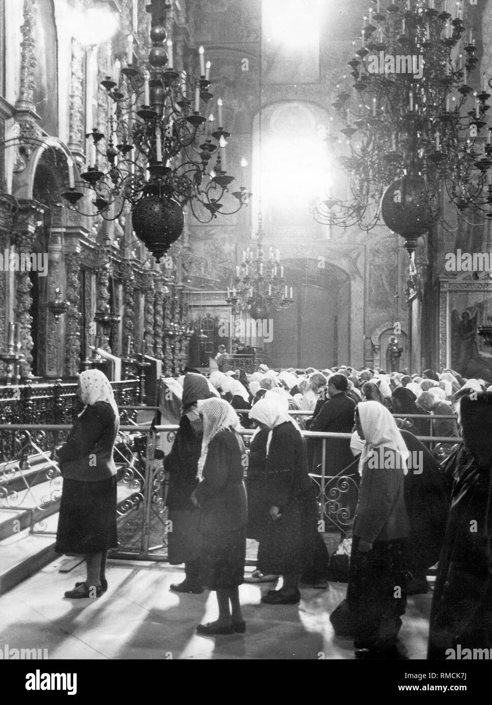 Die Gläubigen, die in der orthodoxen Kloster in Sergiyev Posad, ehemals Sagorsk, einem bedeutenden Wallfahrtsort nordöstlich von Moskau. Stockfoto